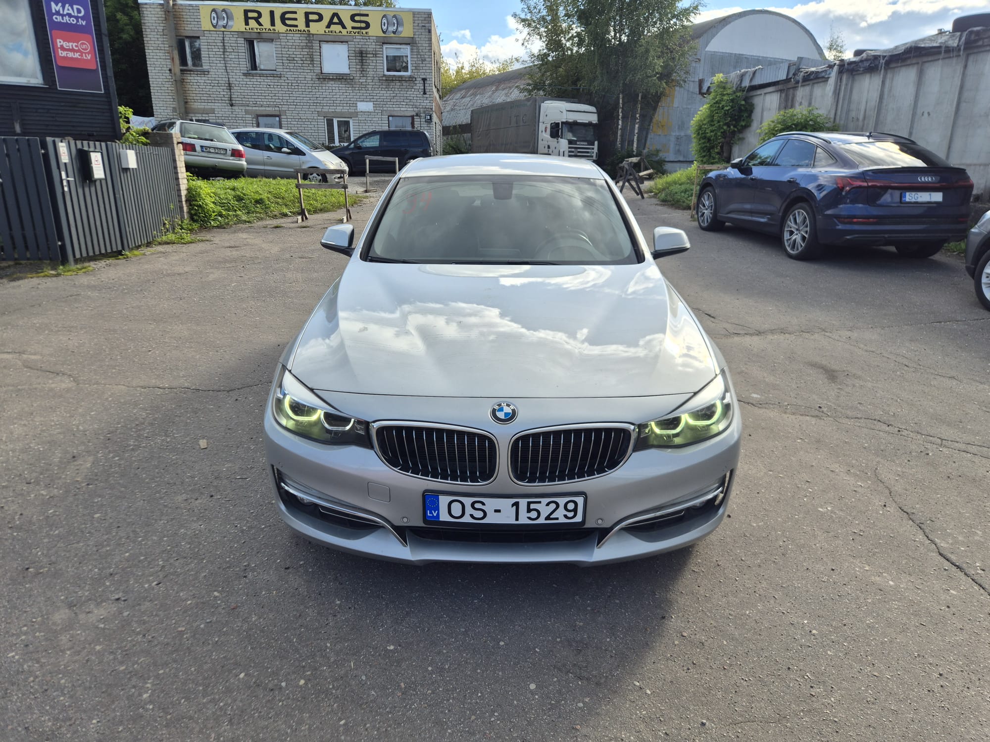 Car image 3