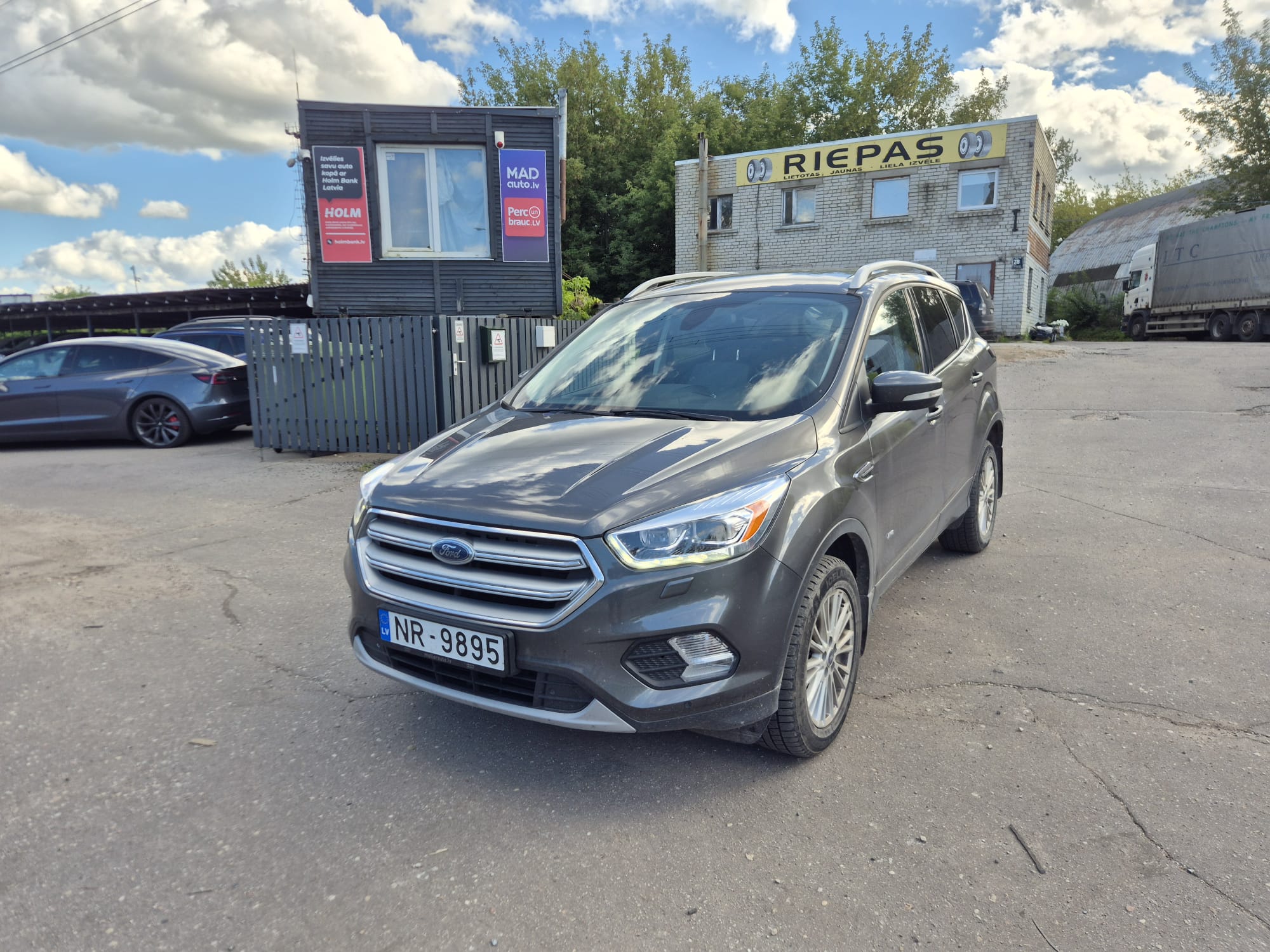 Car image 4