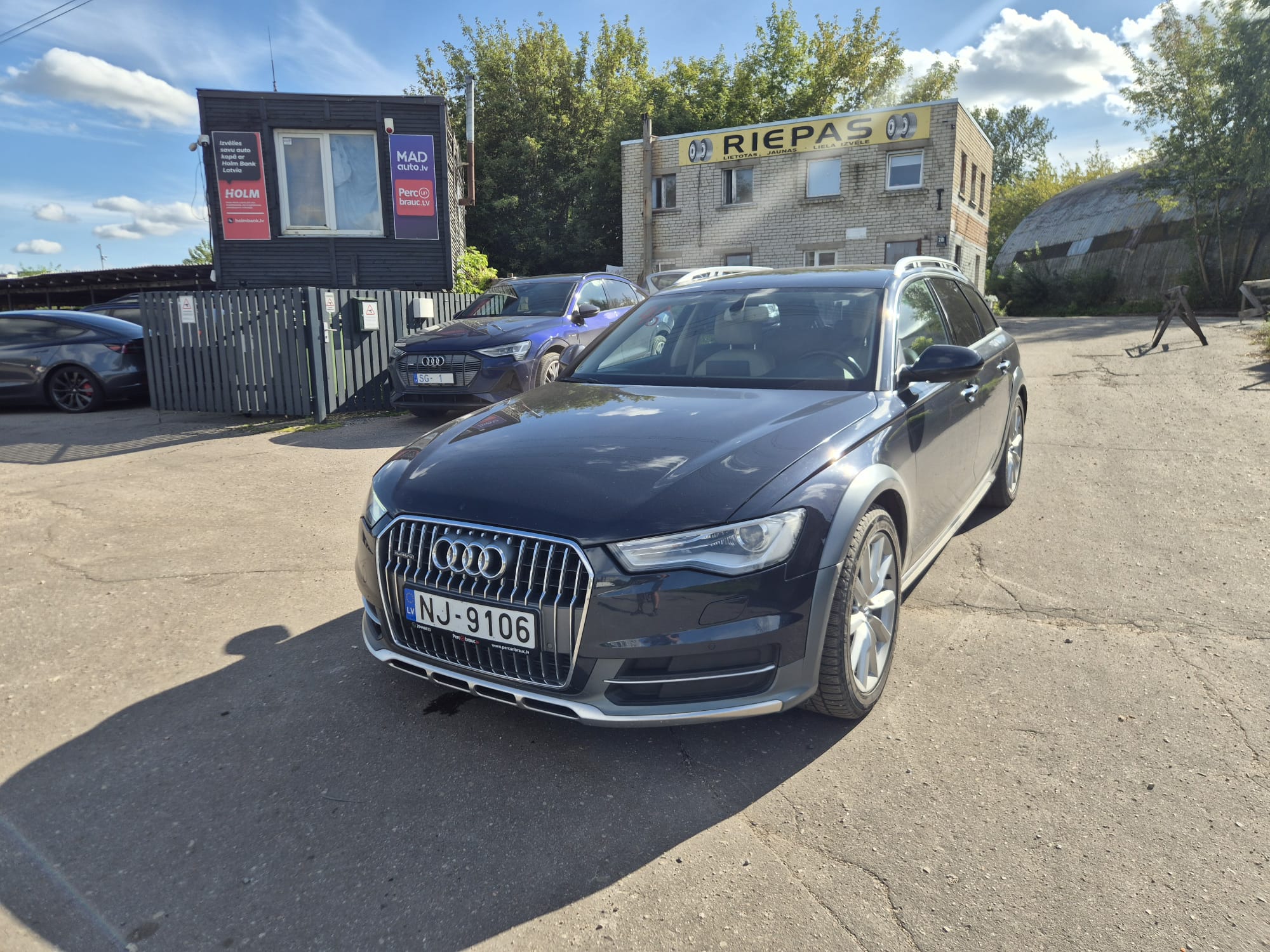 Car image 4
