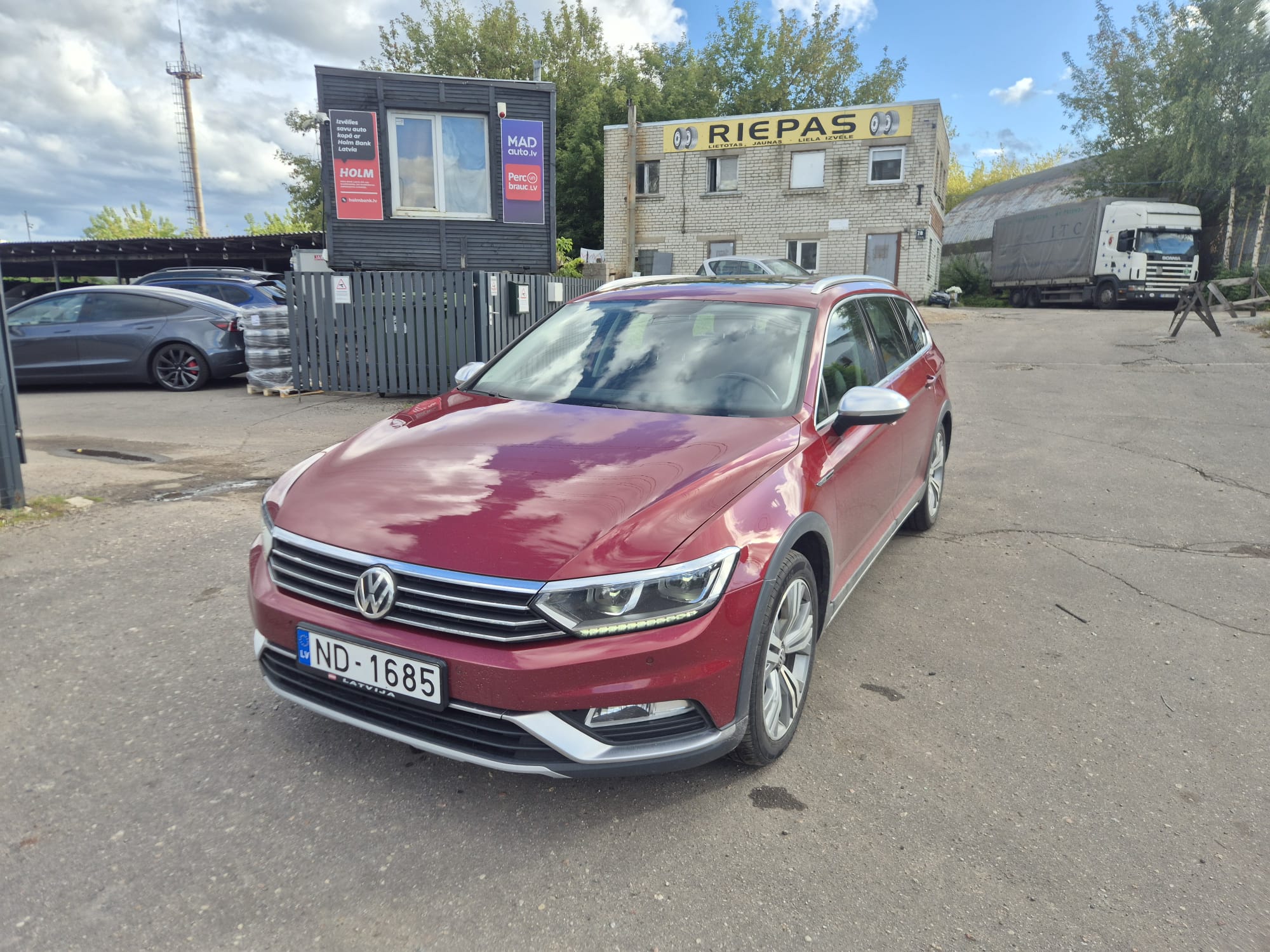 Car image 3