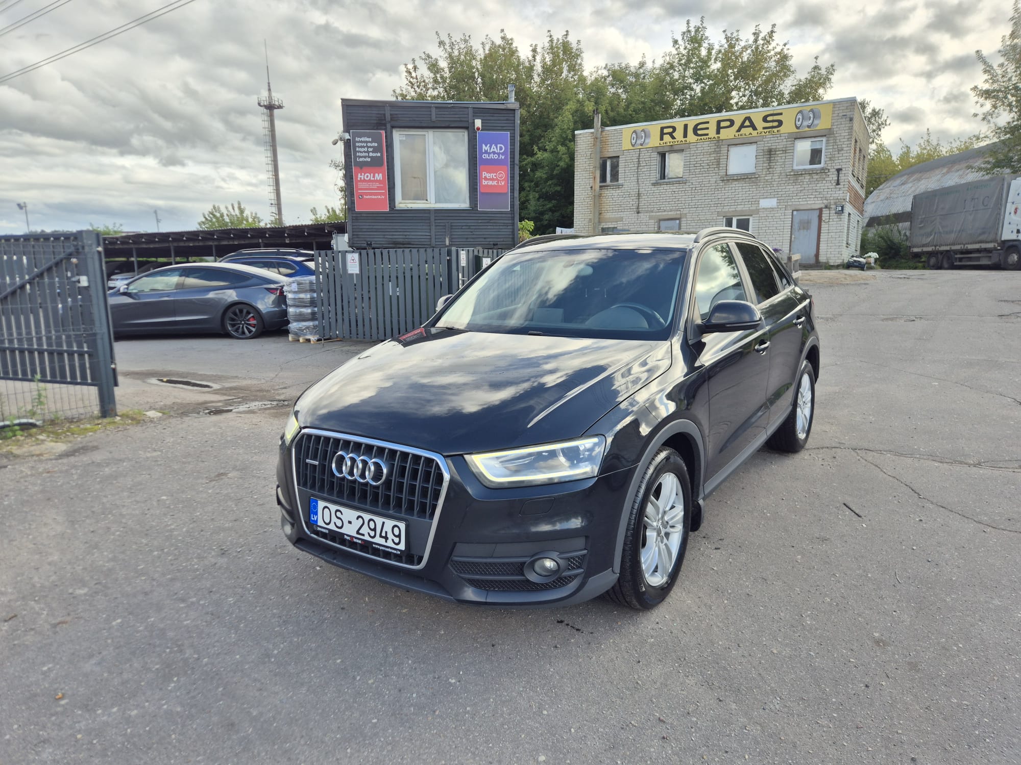 Car image 3