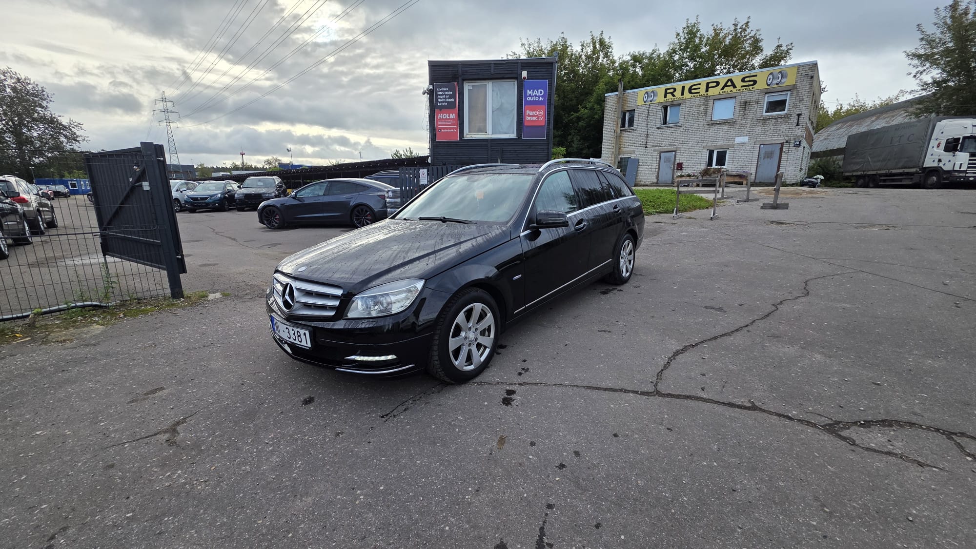 Car image 3