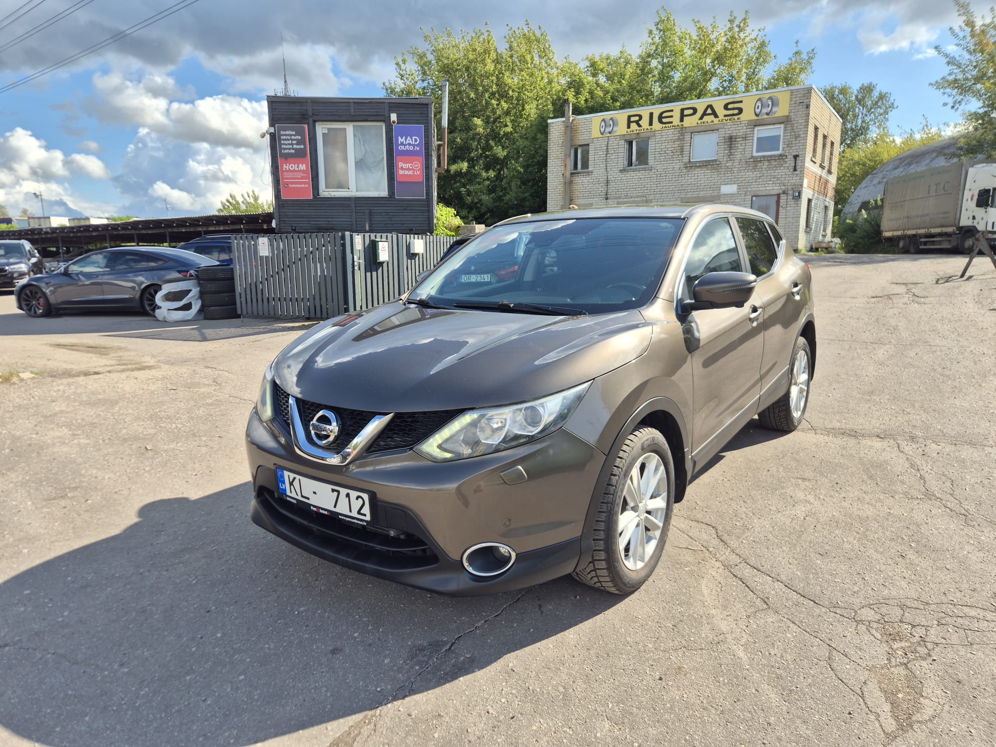 Car image 4