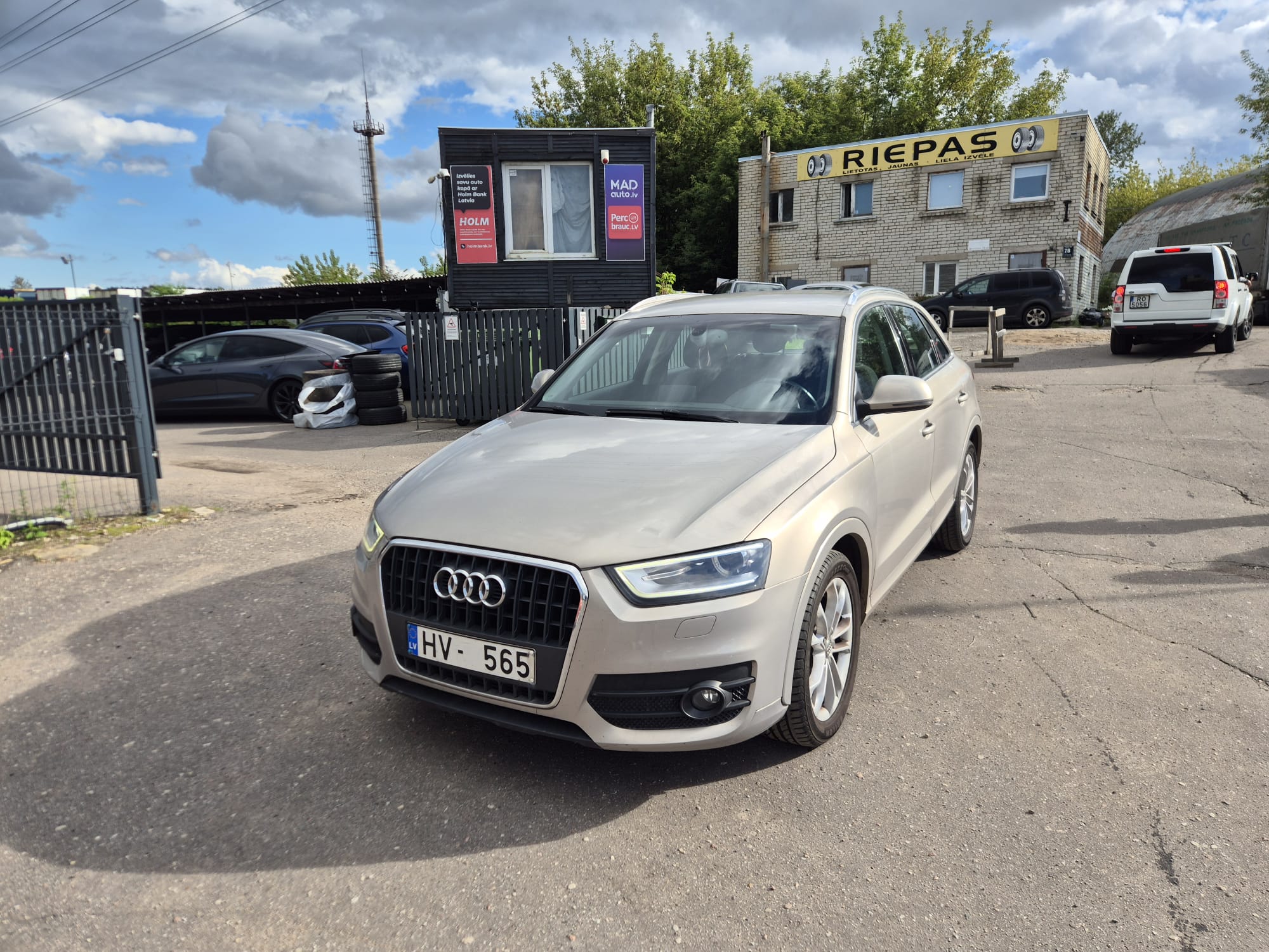 Car image 4
