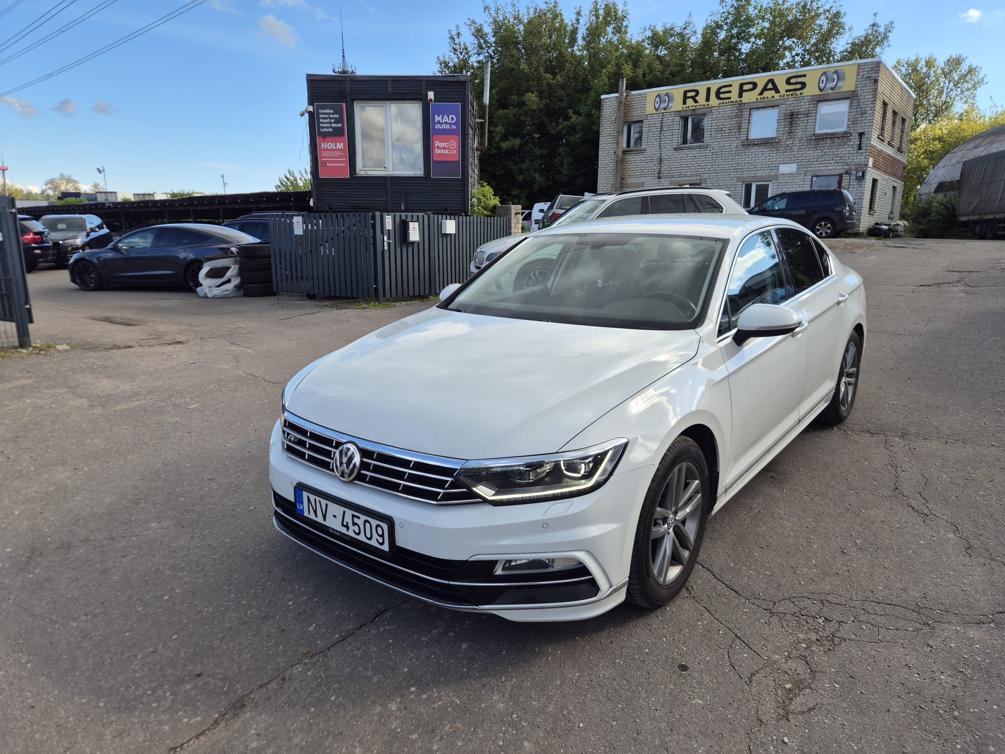 Car image 4
