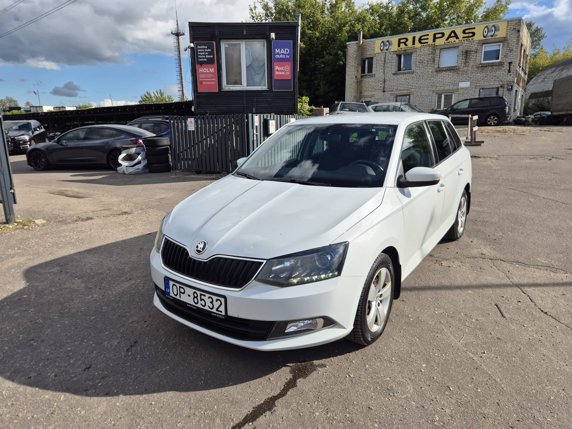 Car image 4