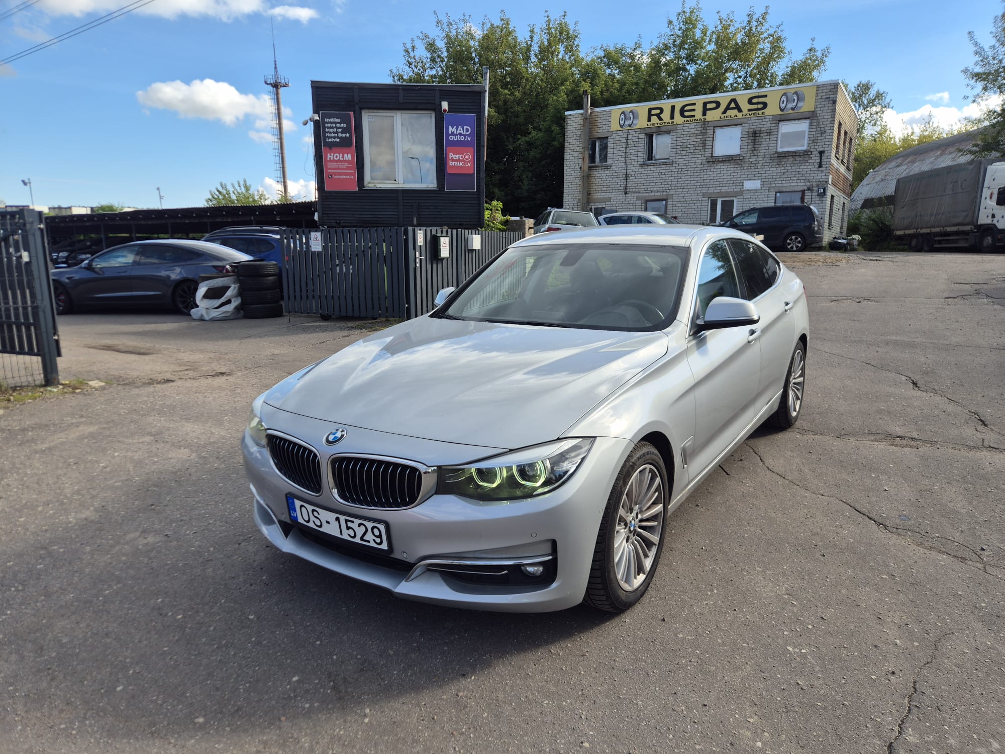 Car image 4