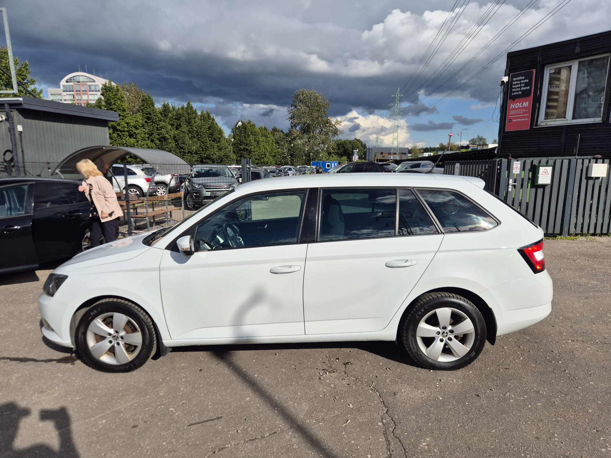 Car image 5