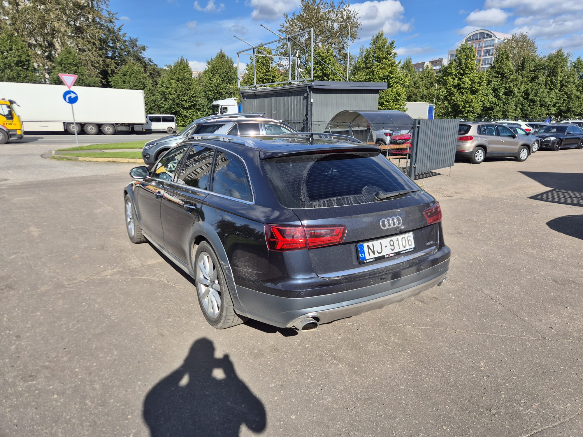Car image 8