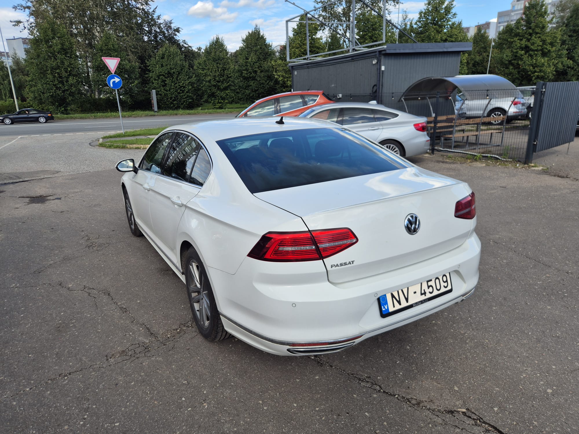 Car image 8