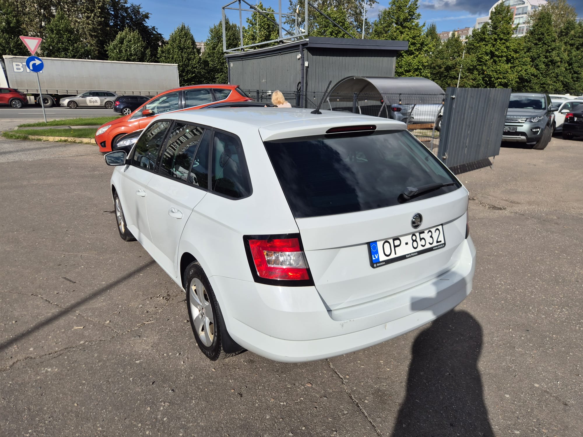 Car image 8