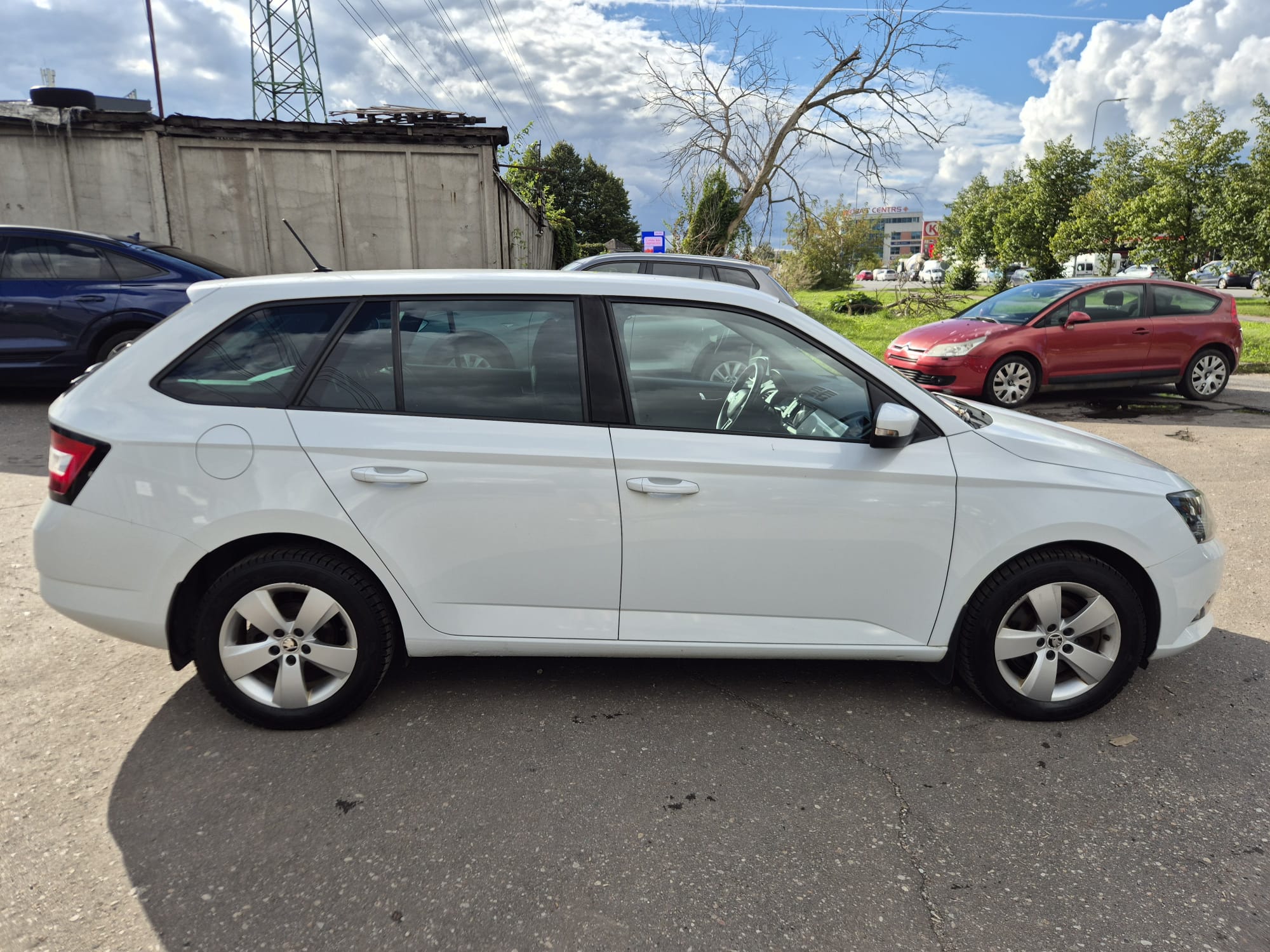 Car image 9