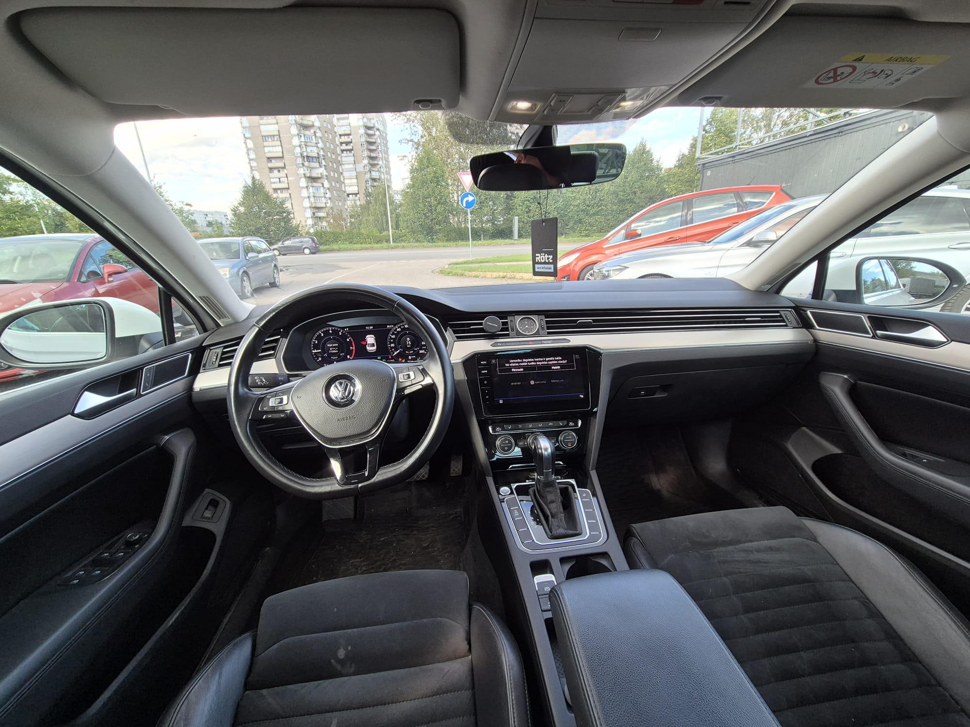 Car image 16