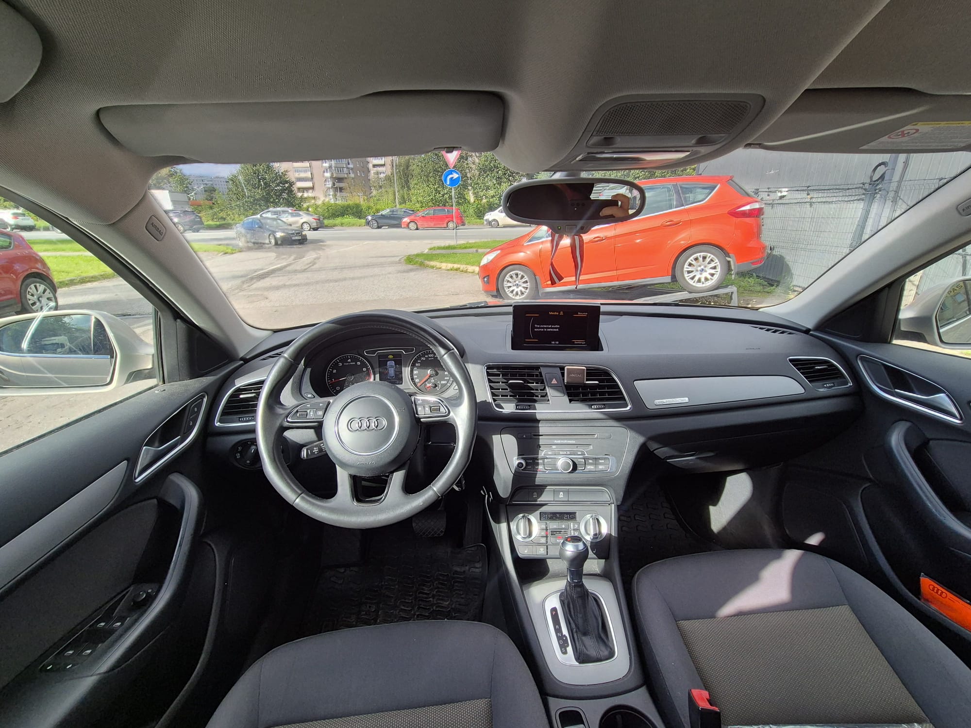 Car image 11