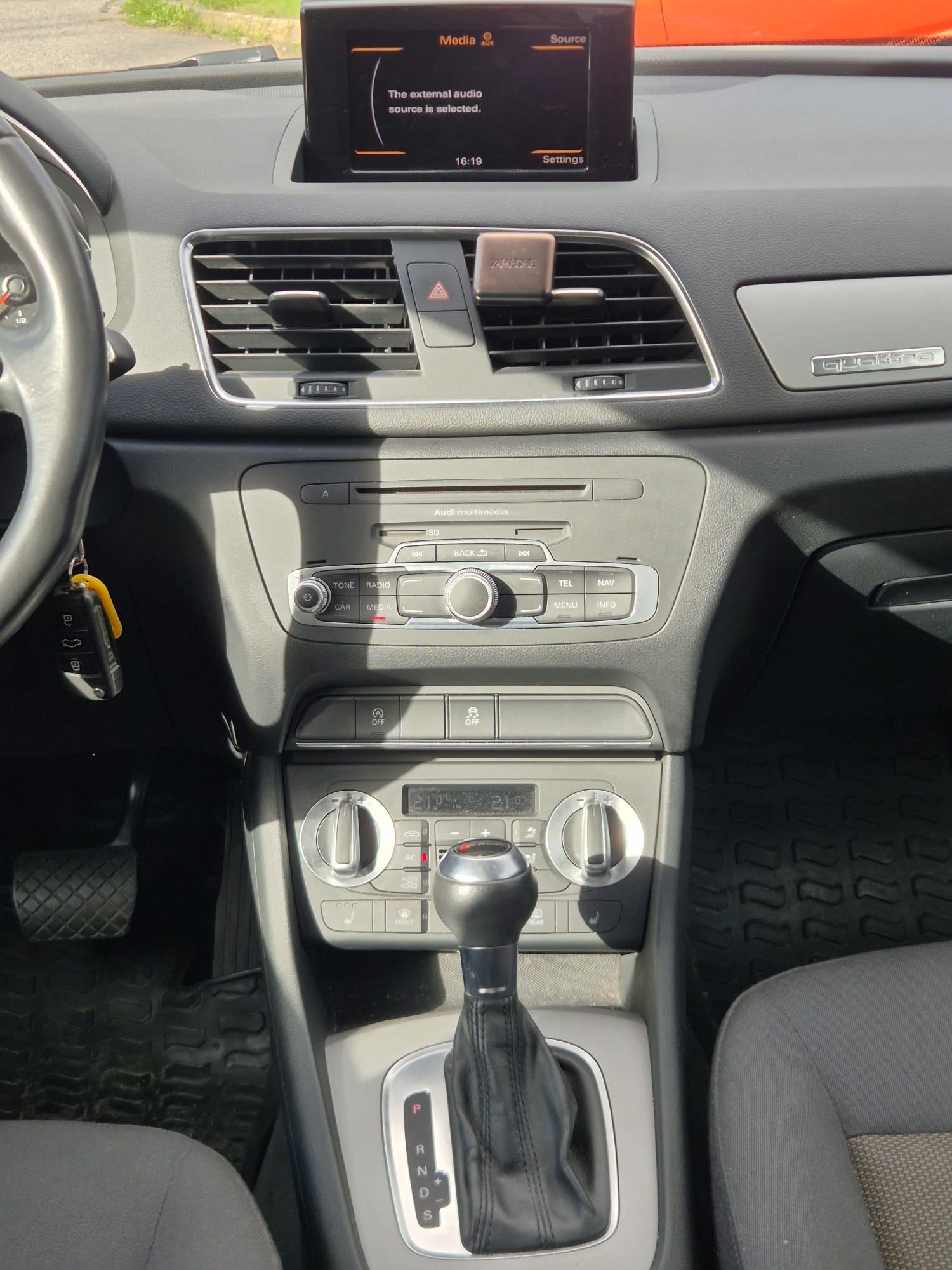 Car image 12