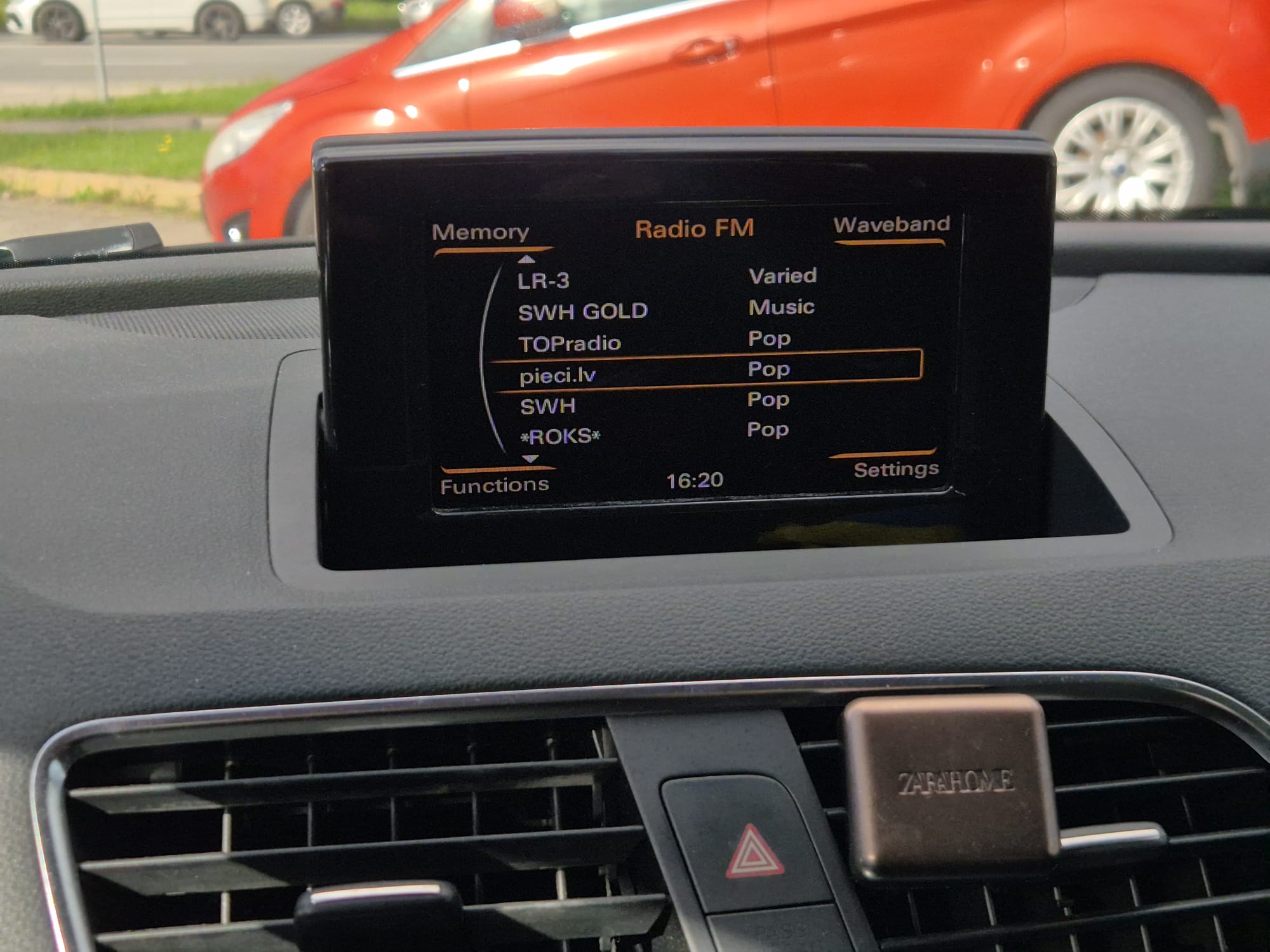 Car image 15