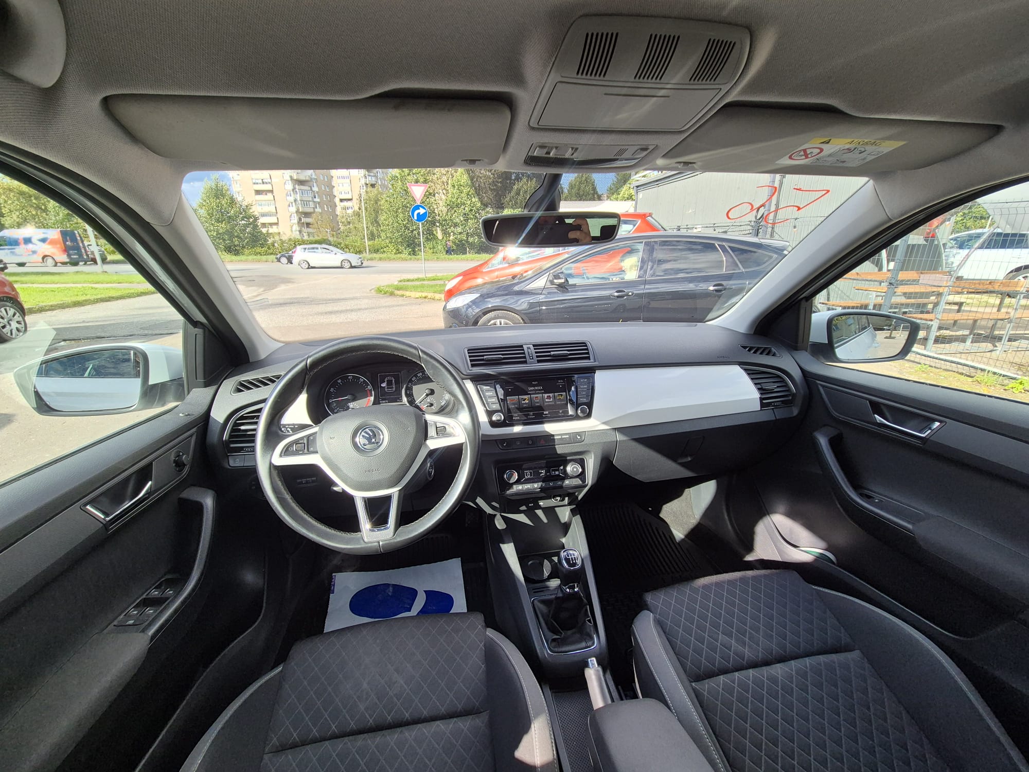 Car image 10