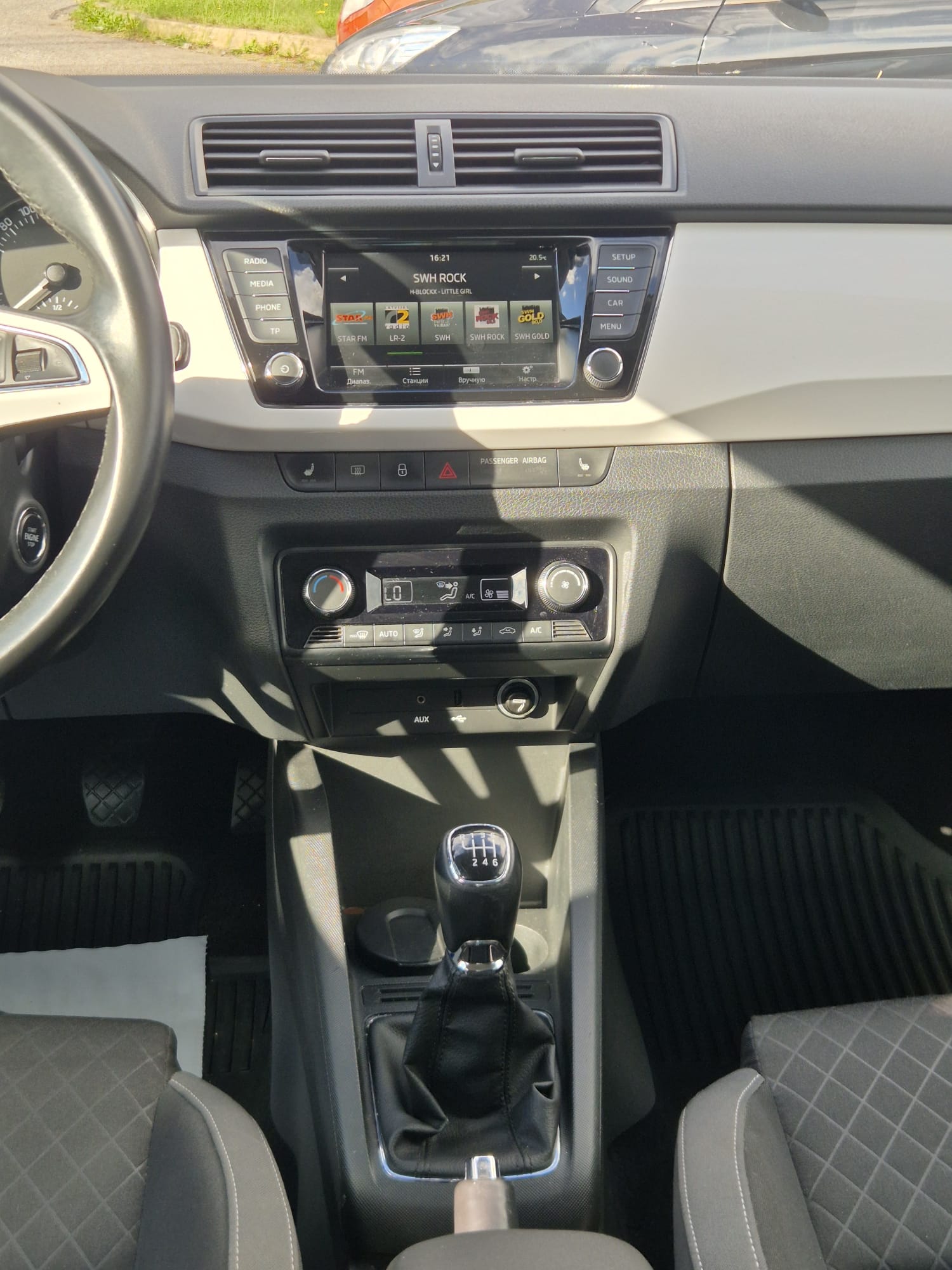 Car image 11