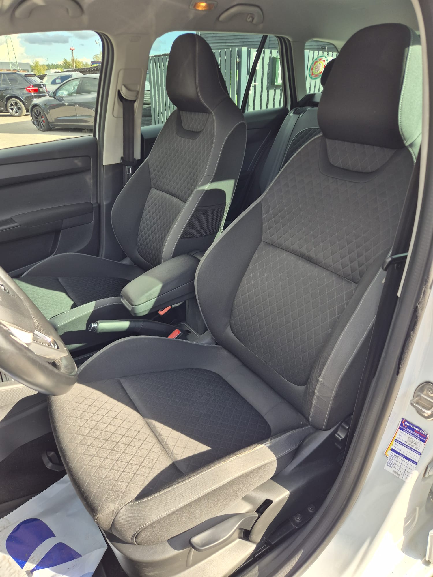 Car image 12