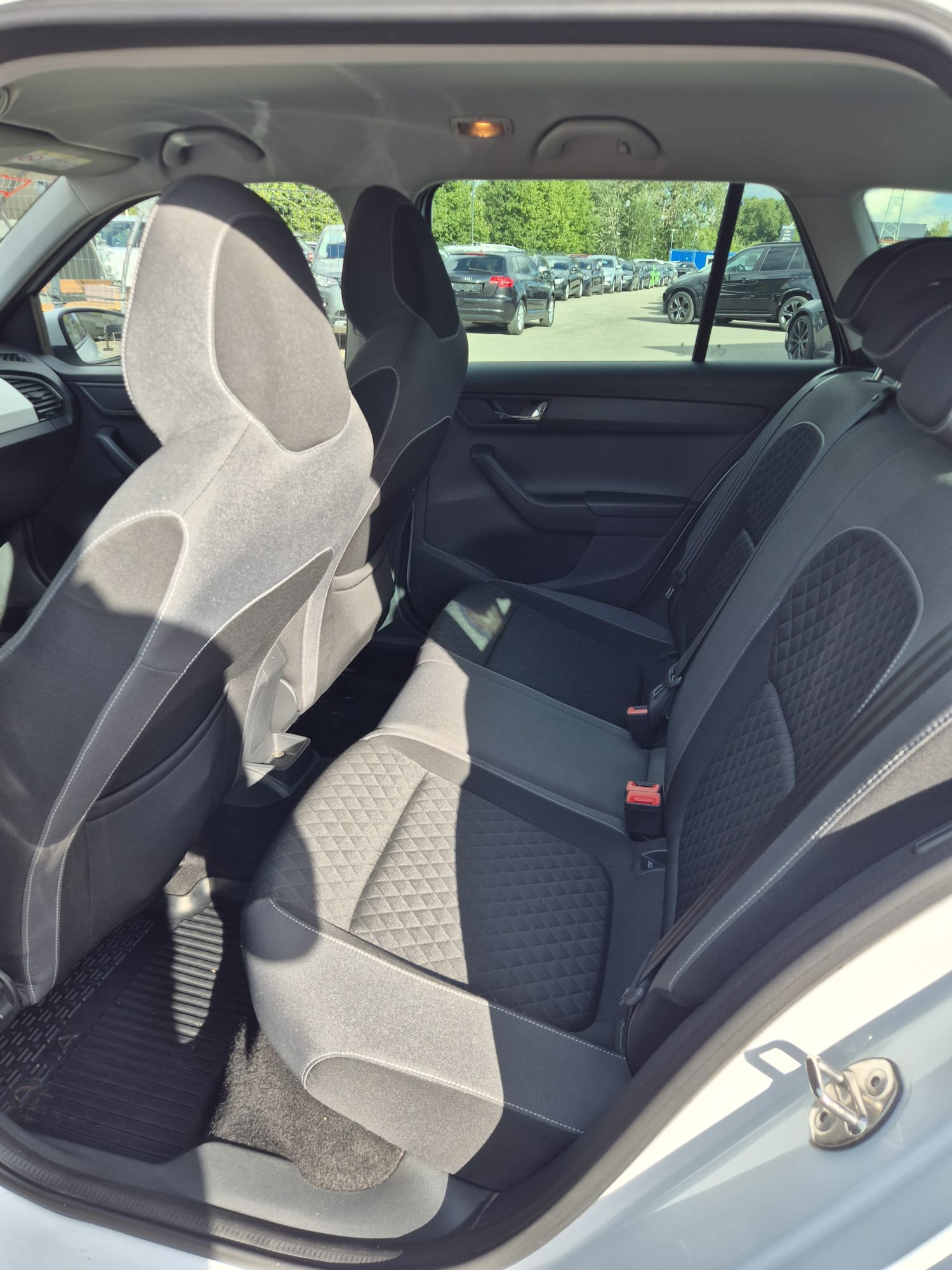 Car image 16