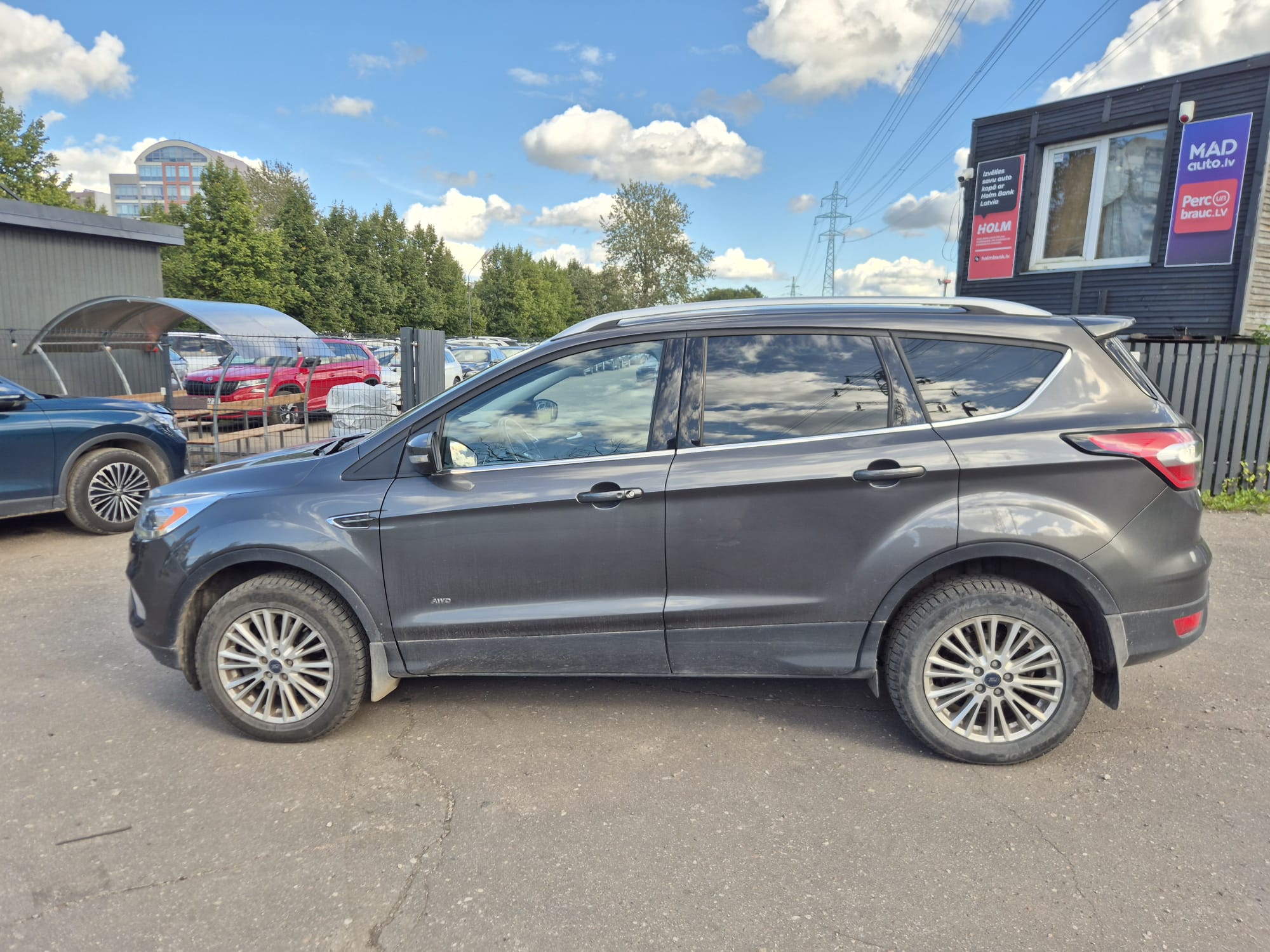Car image 9