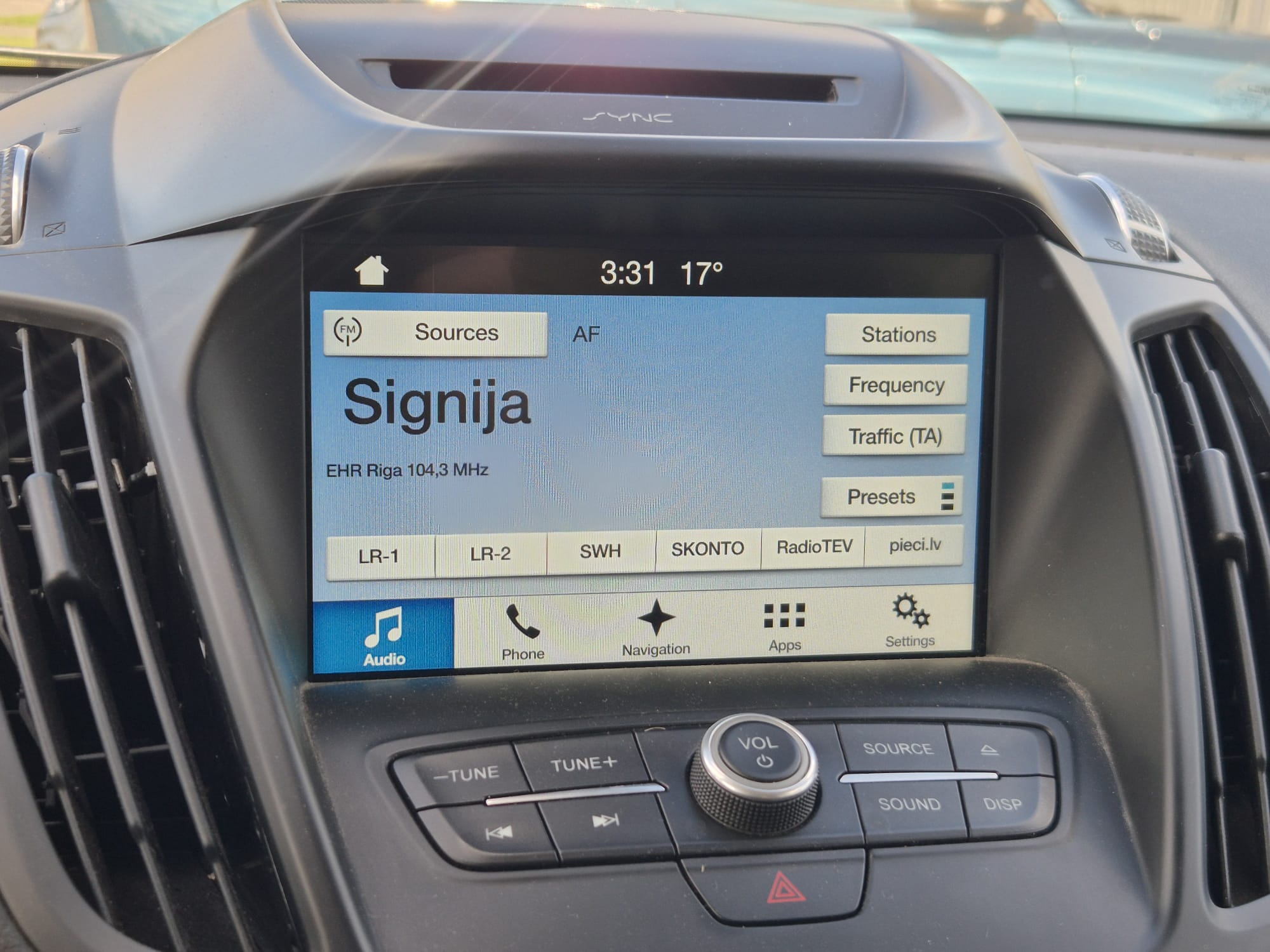 Car image 18