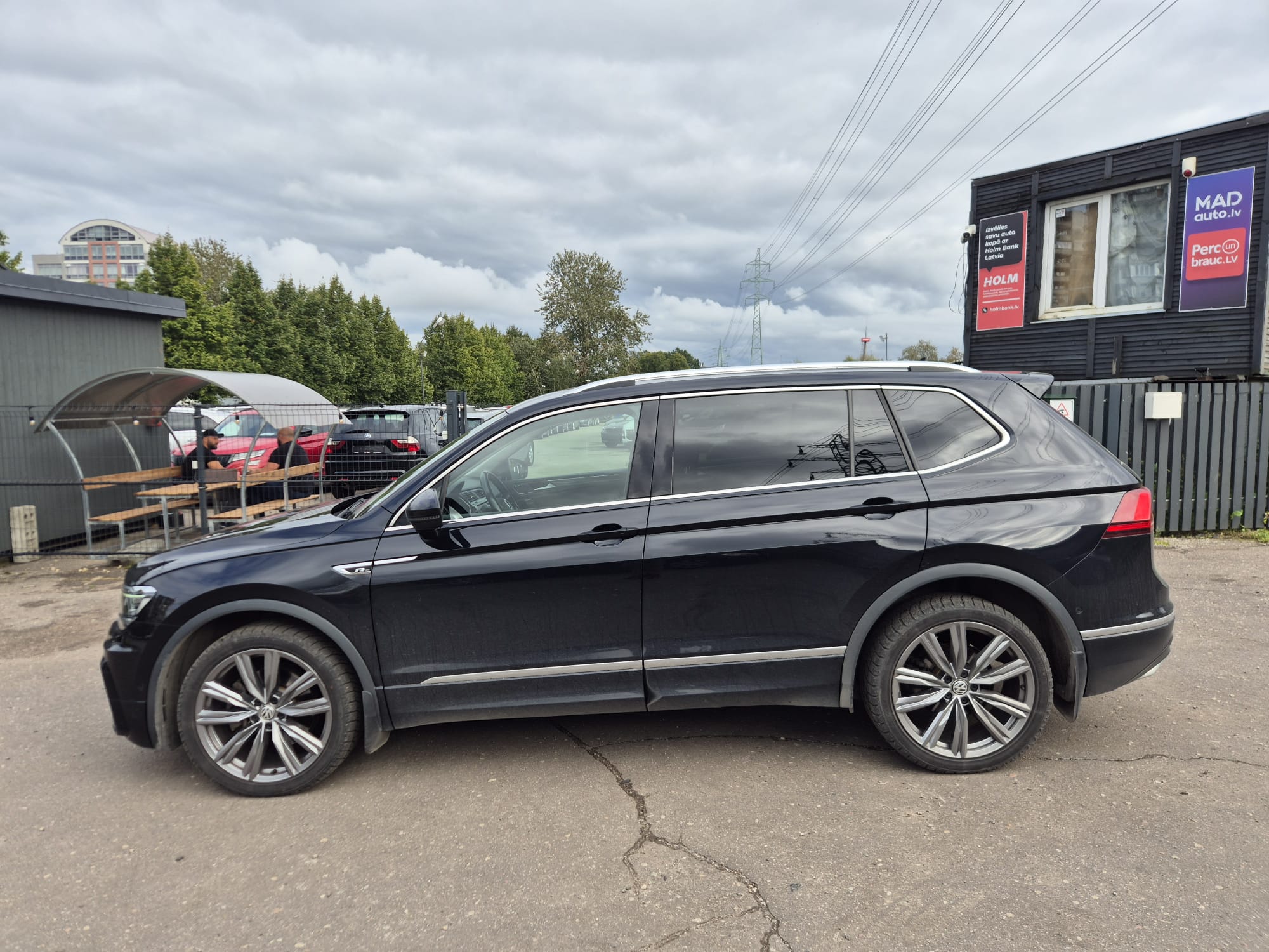 Car image 9