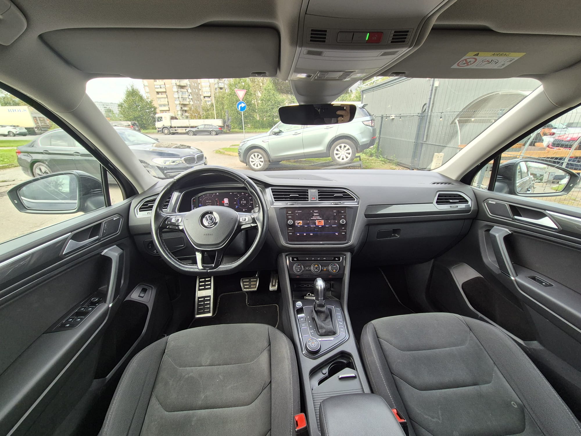 Car image 17