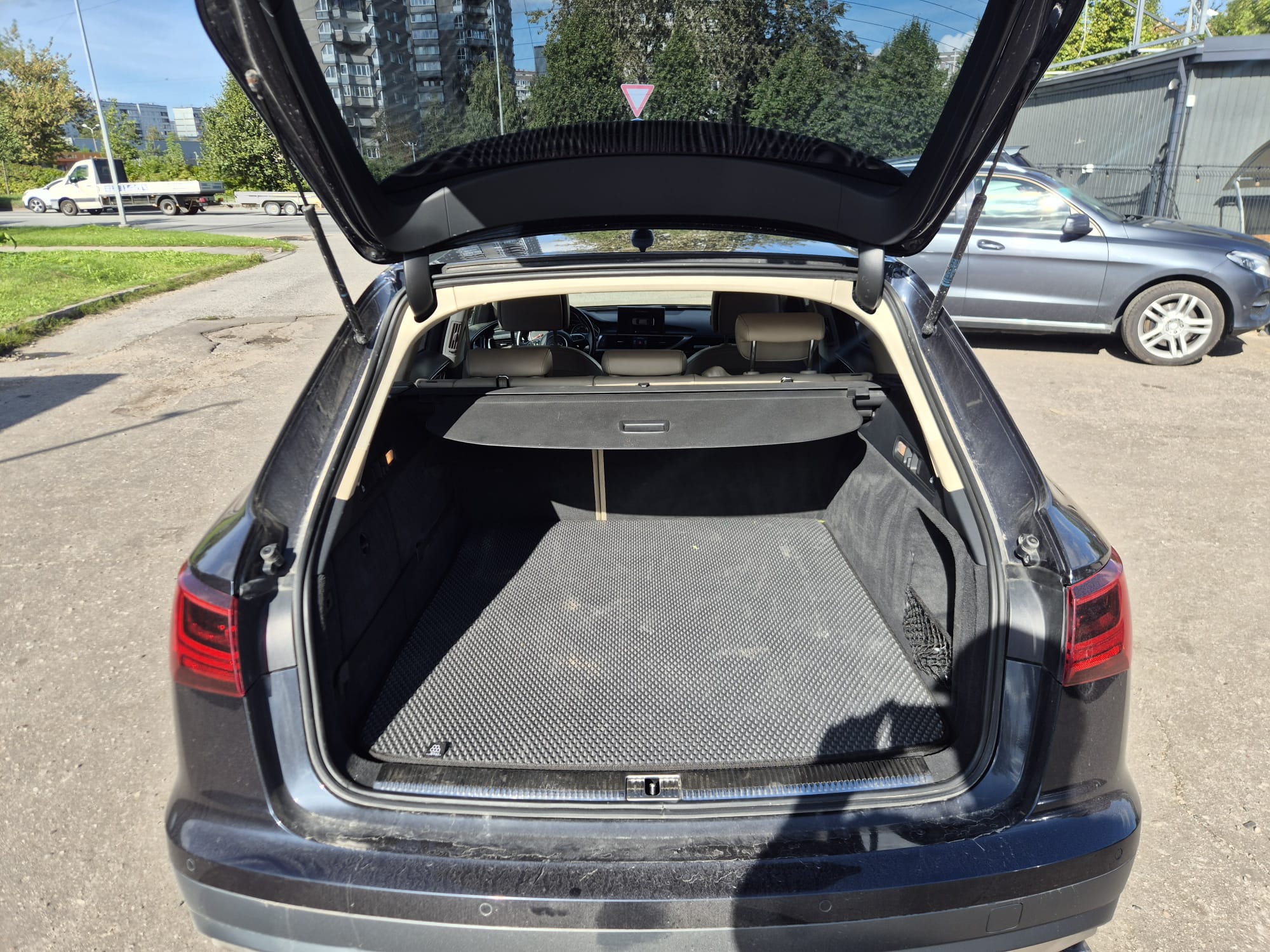Car image 13