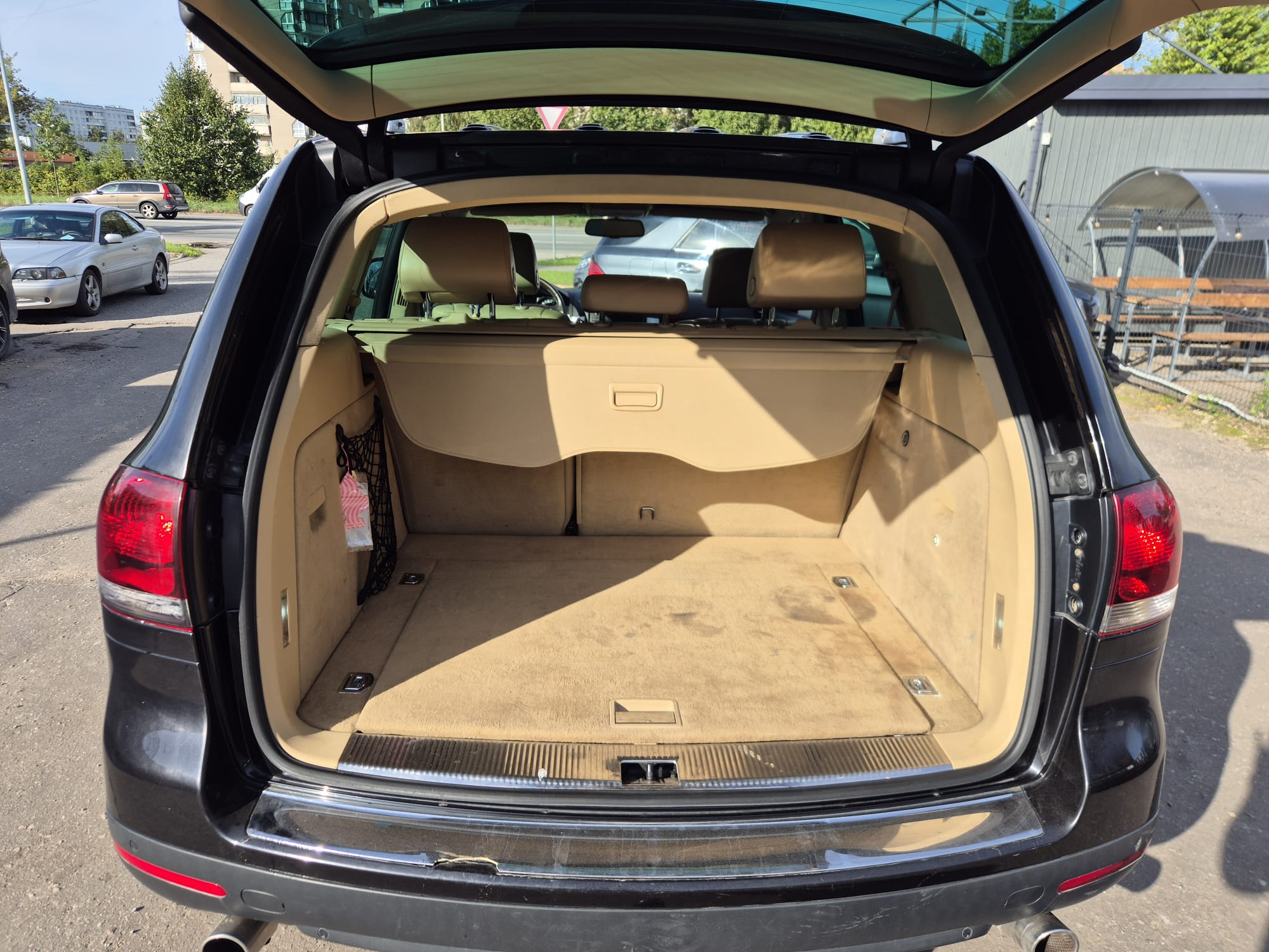 Car image 13