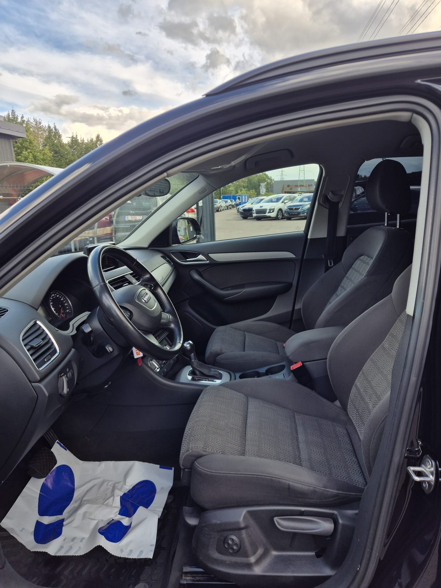 Car image 11