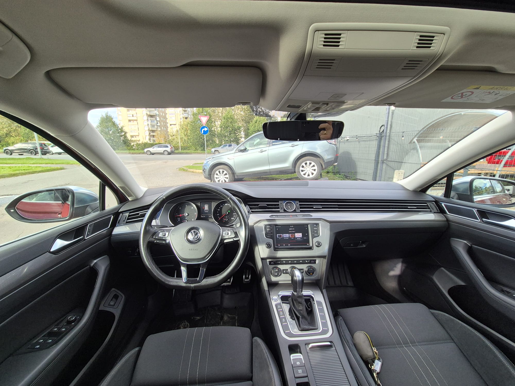 Car image 10
