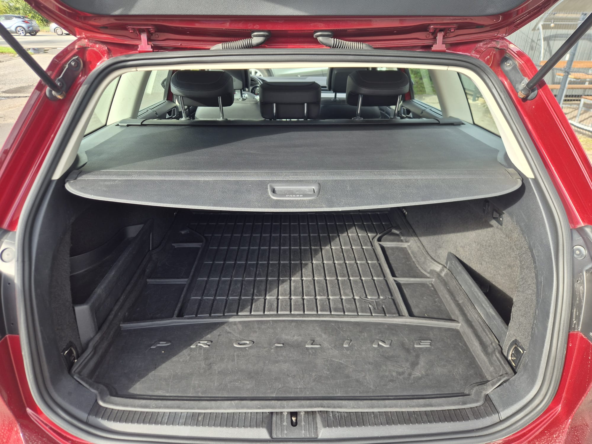 Car image 12