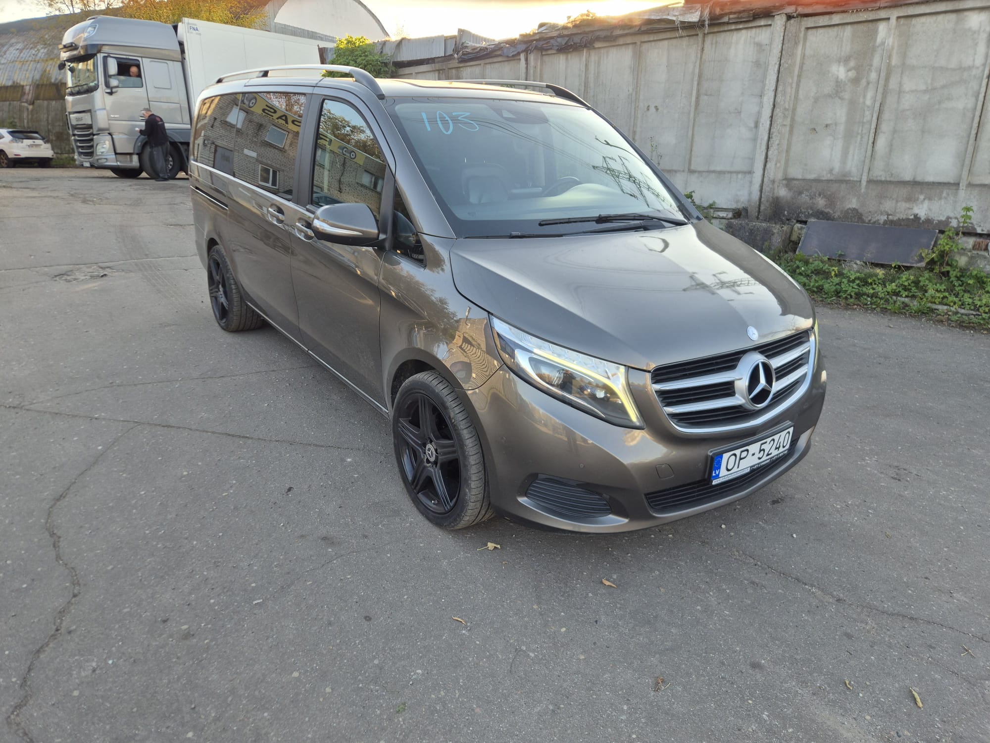 Mercedes V220