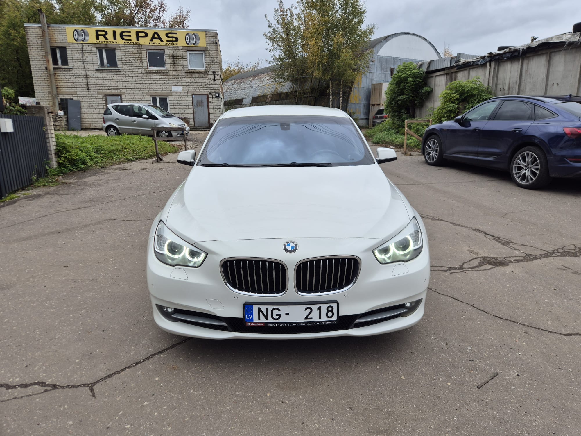 Car image 2