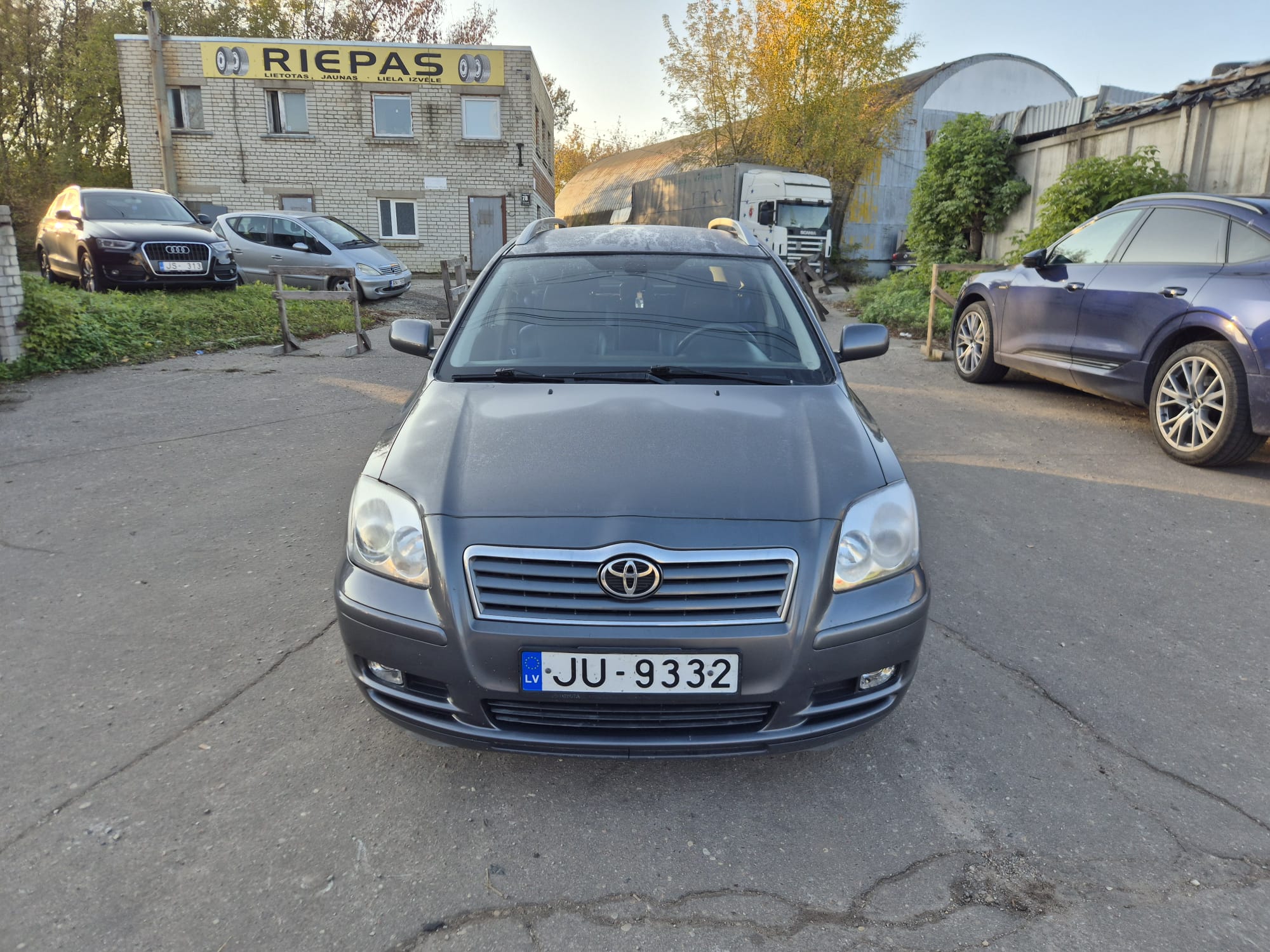 Car image 2