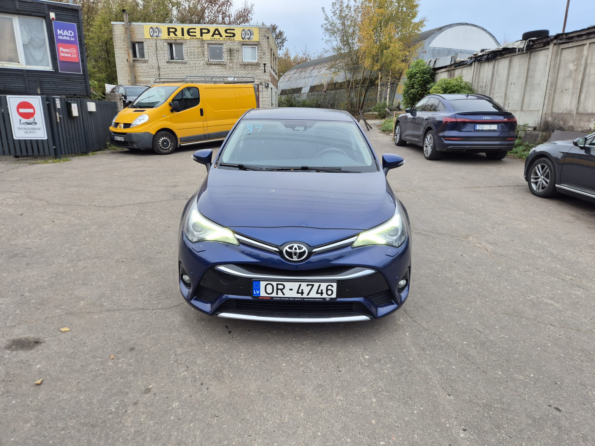 Car image 2