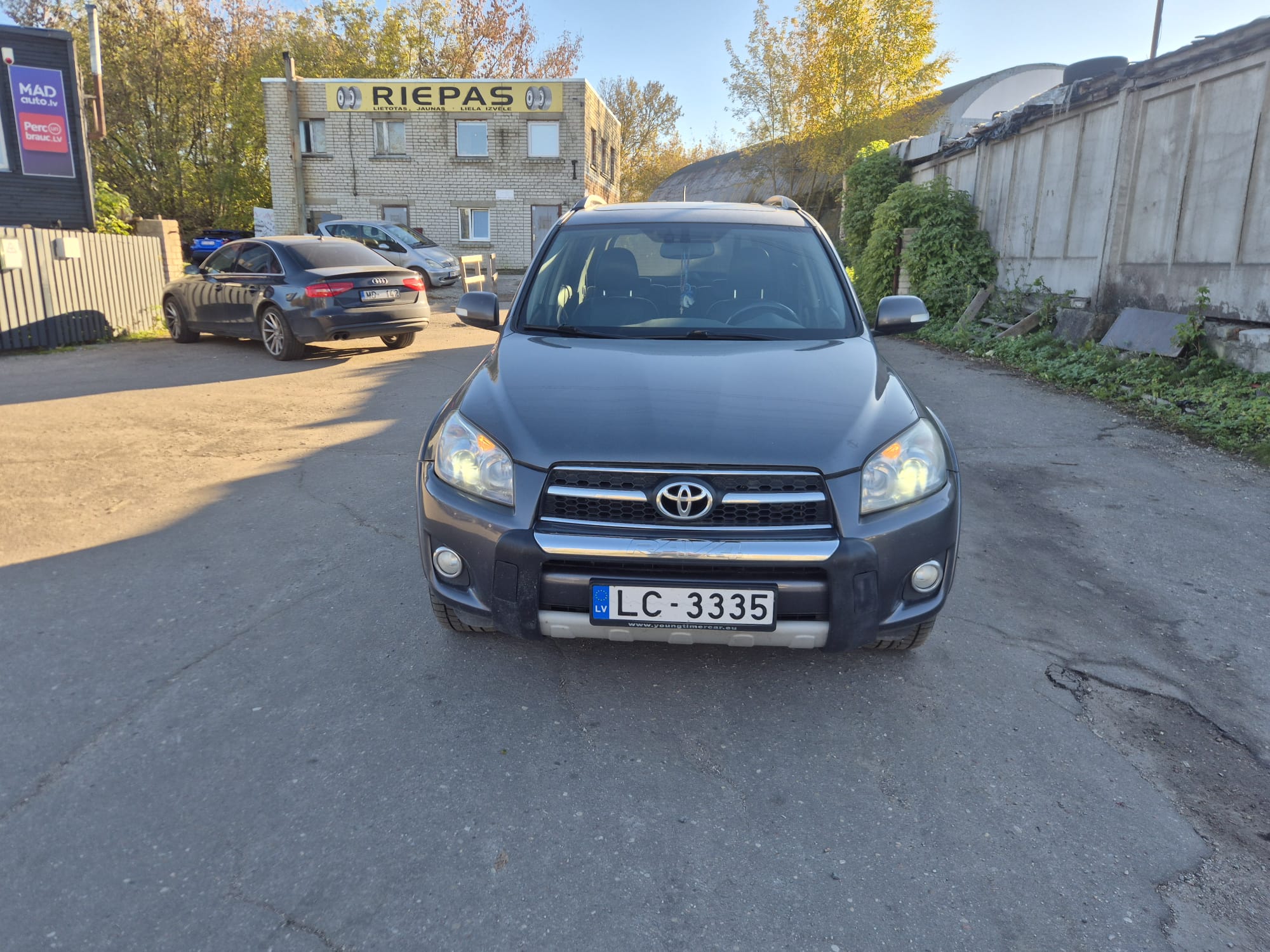 Car image 2