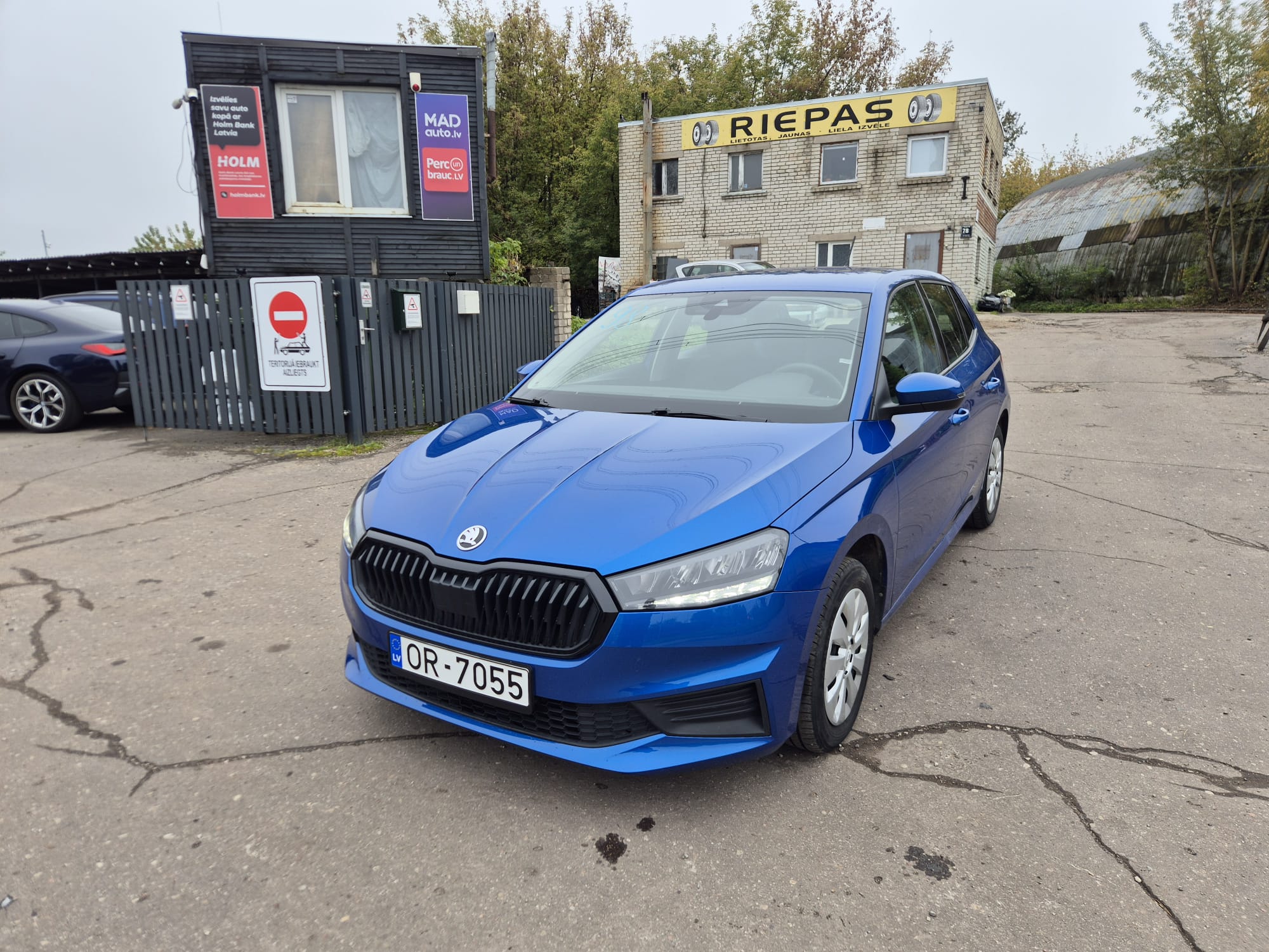 Car image 3