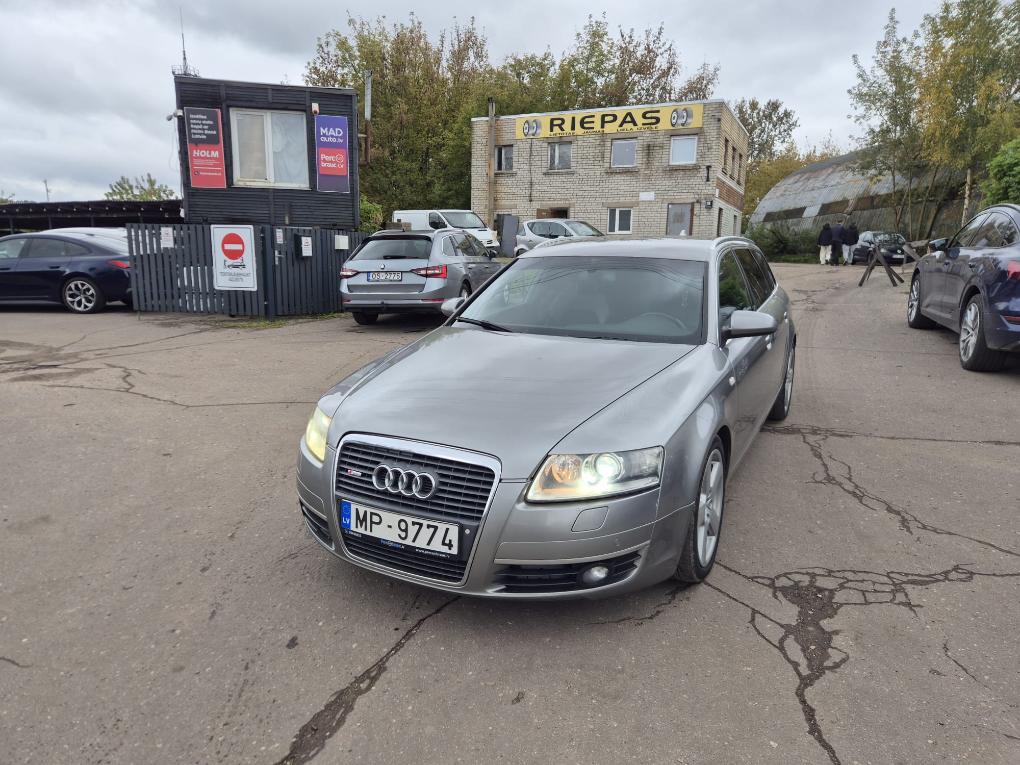 Car image 3