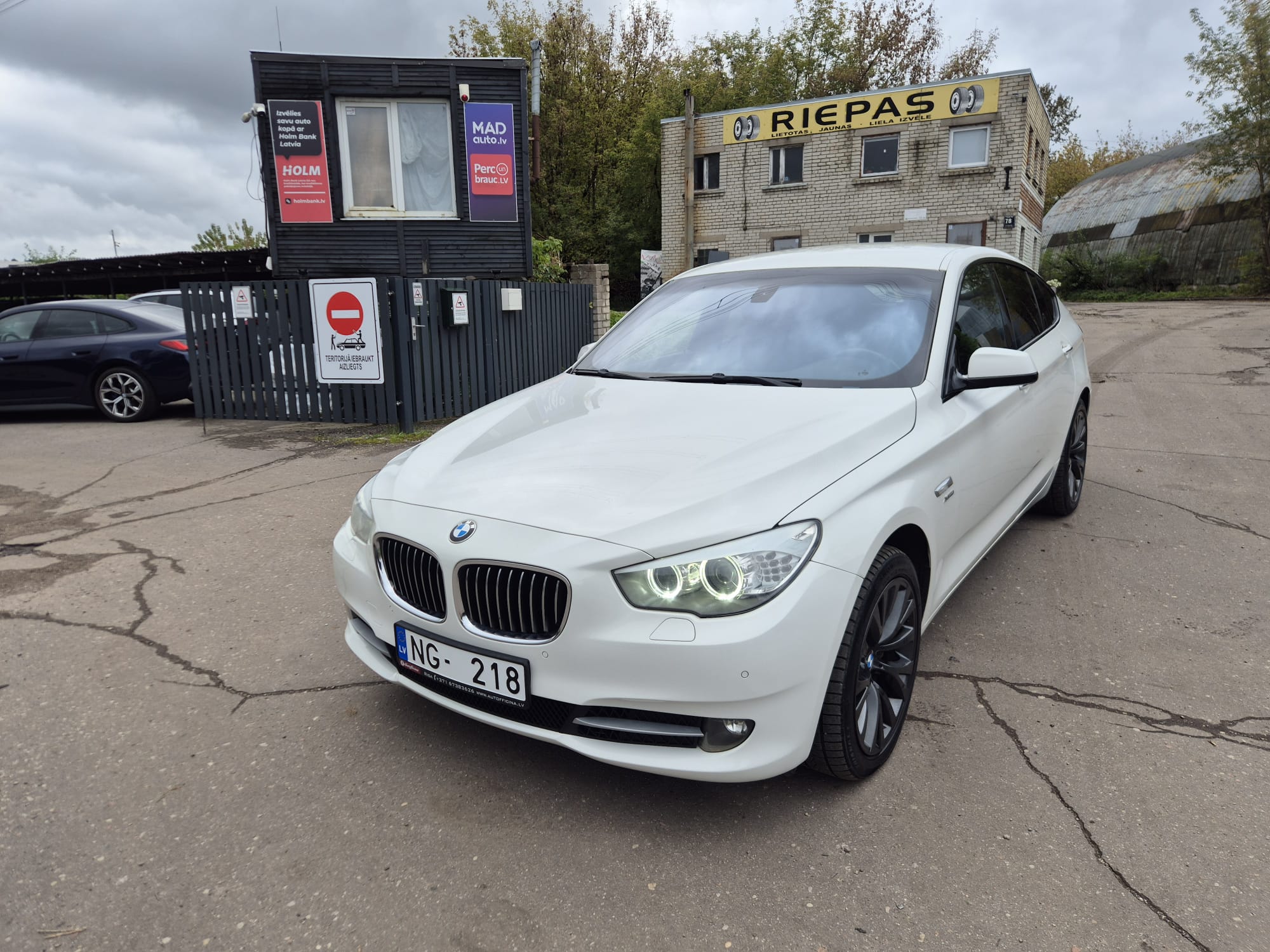Car image 3