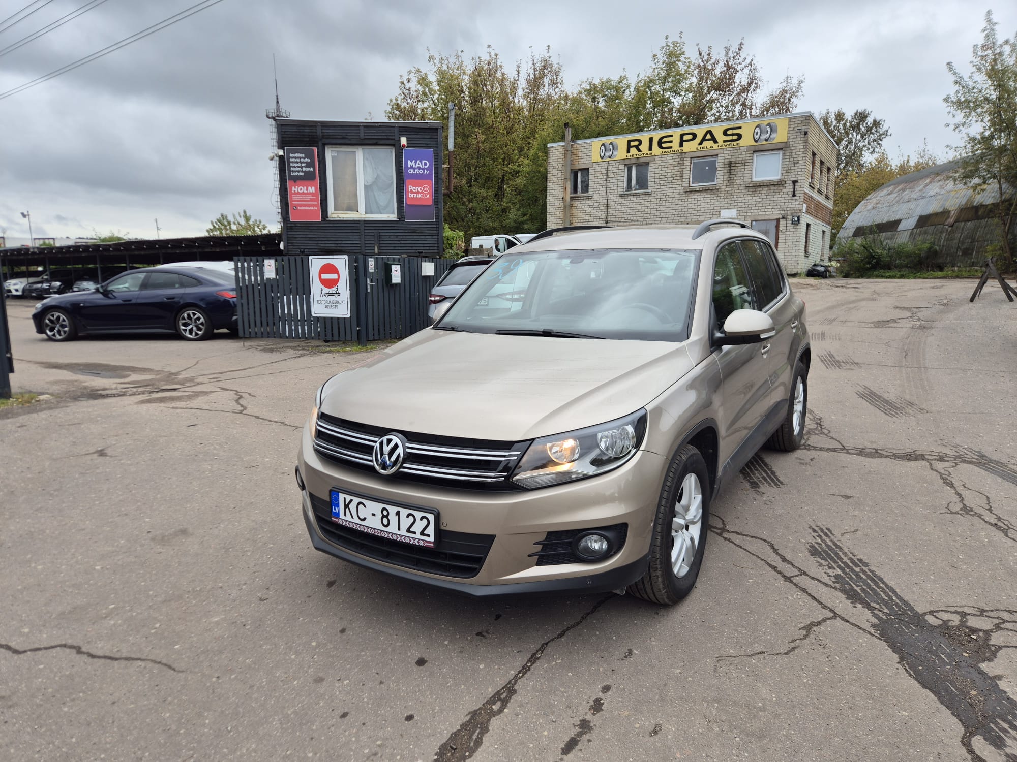 Car image 3