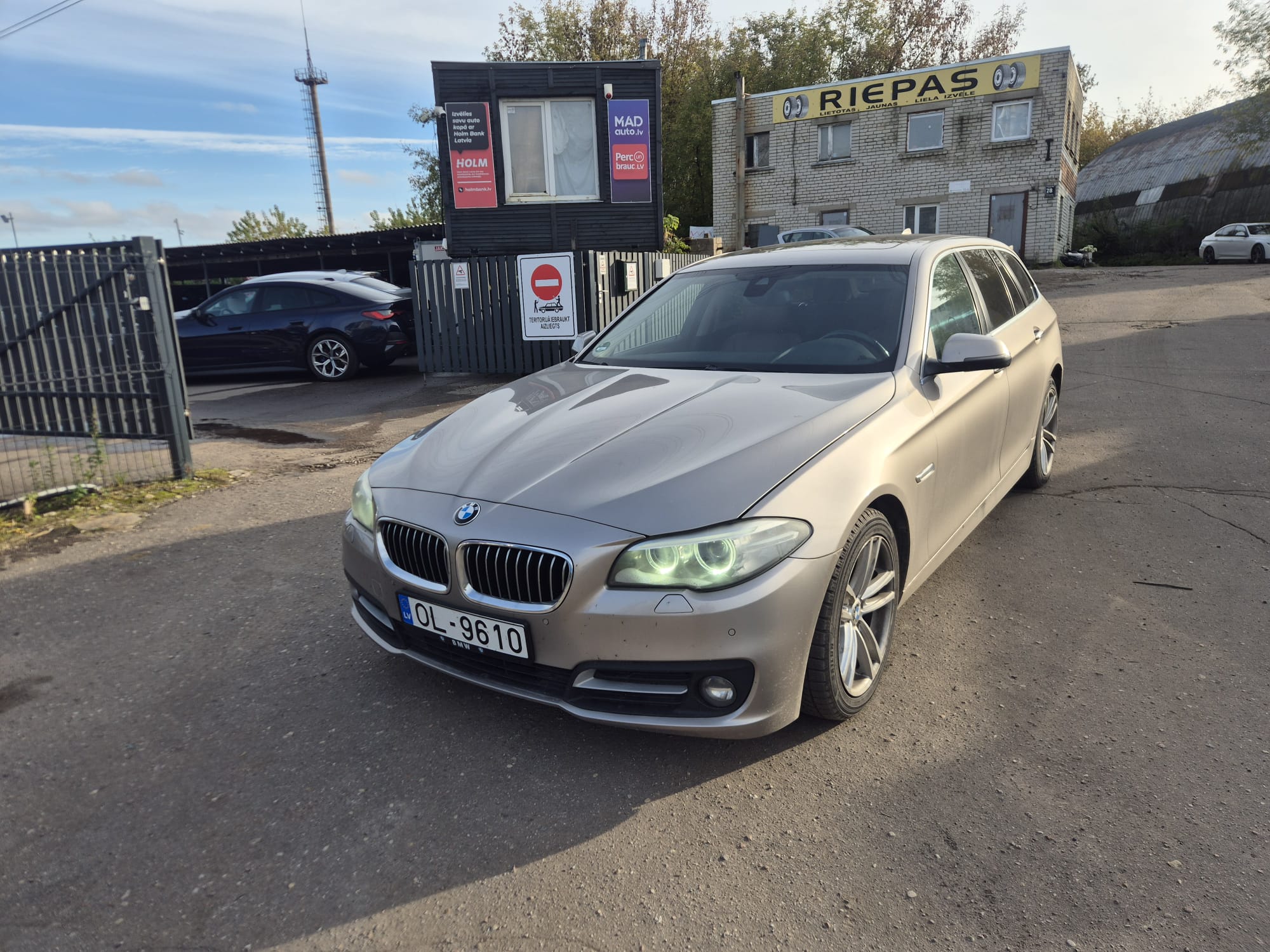 Car image 3