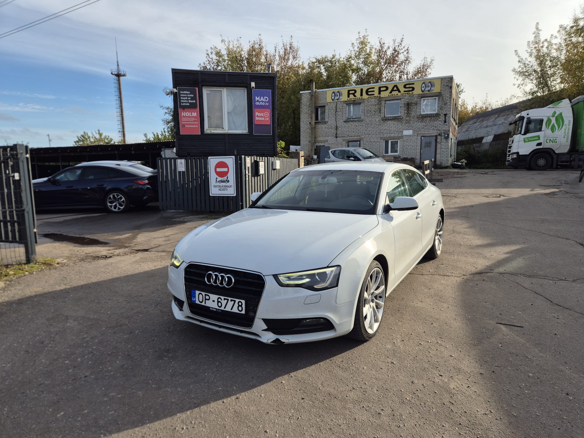 Car image 3