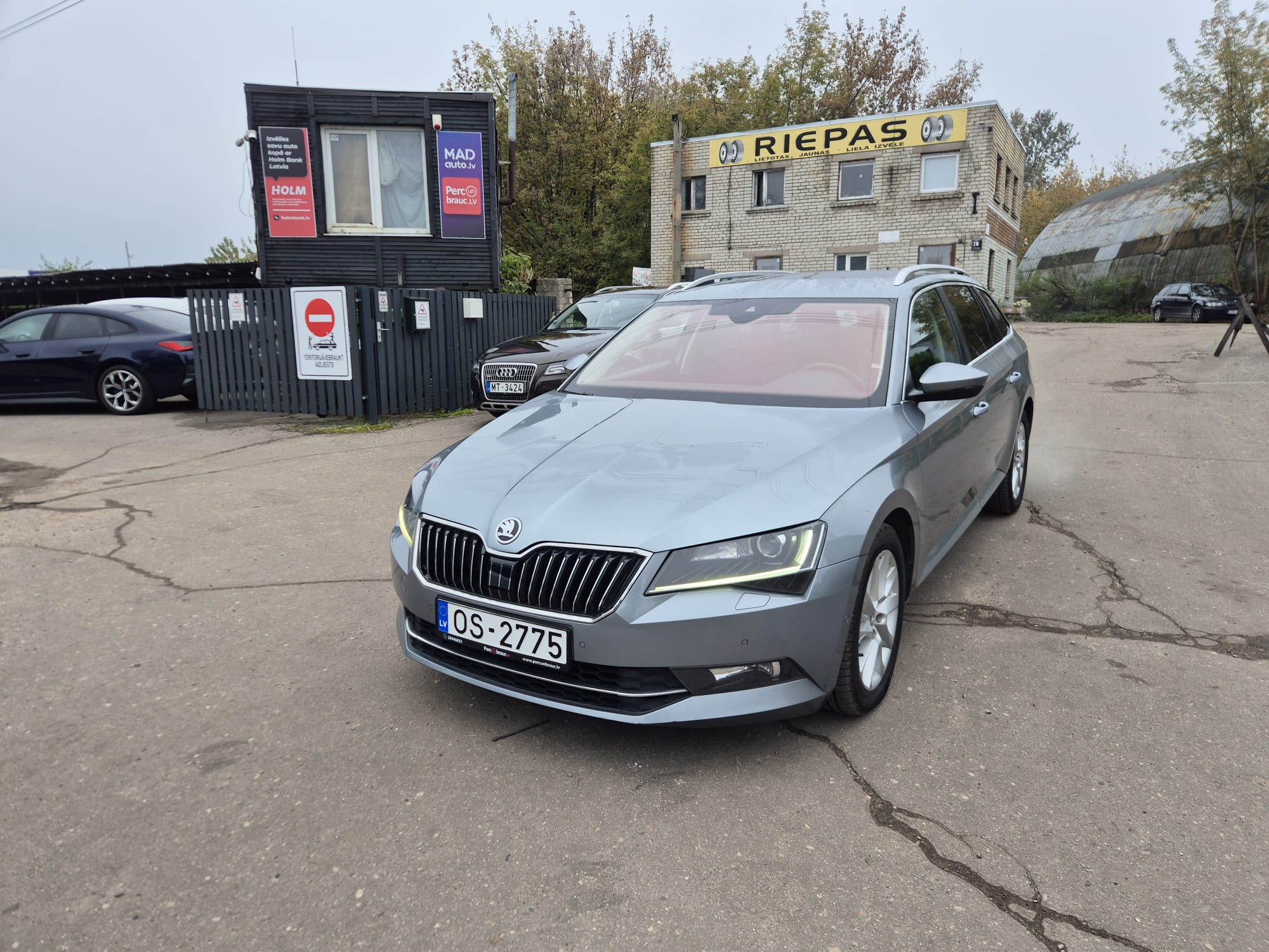Car image 3