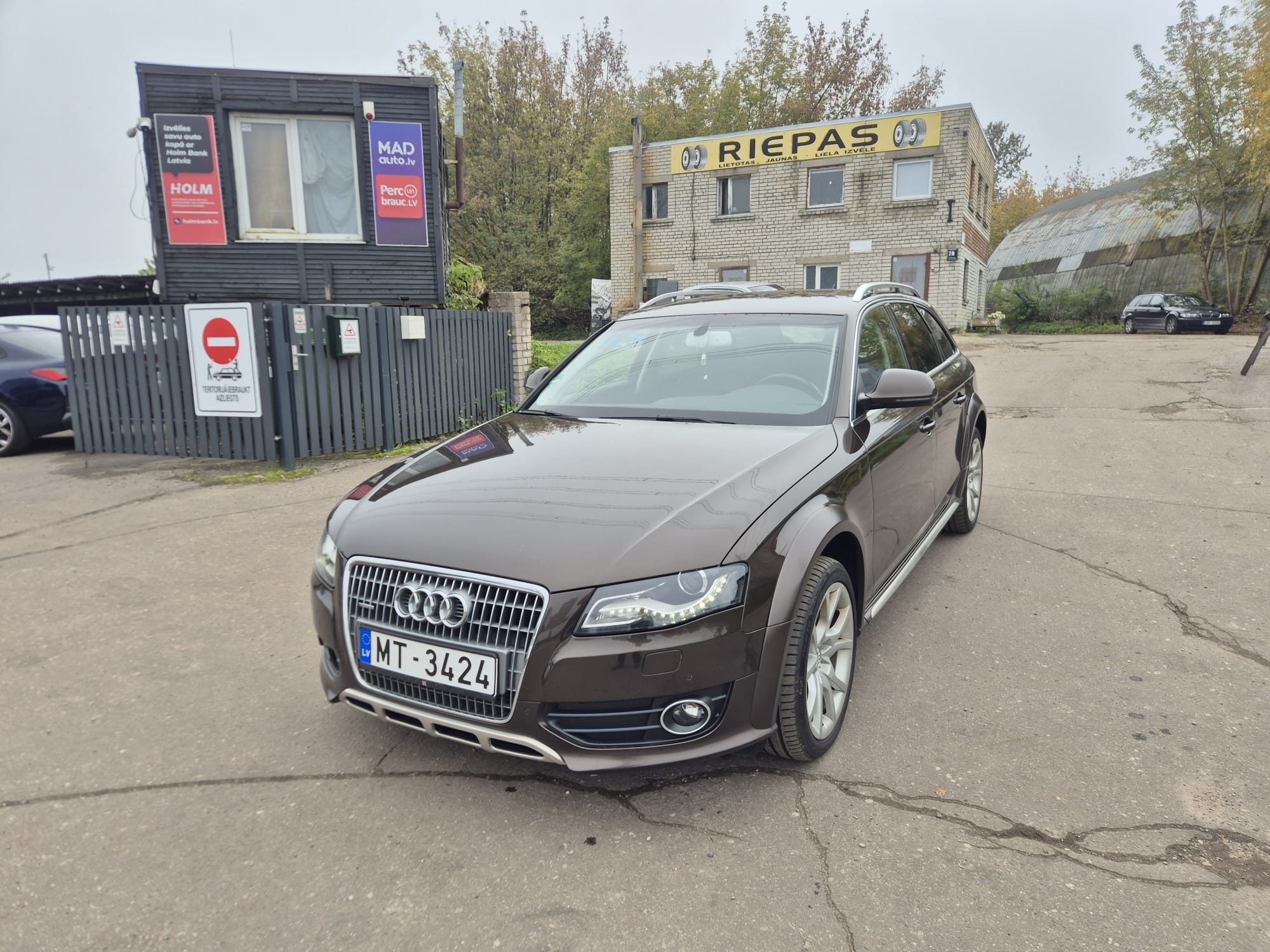 Car image 3