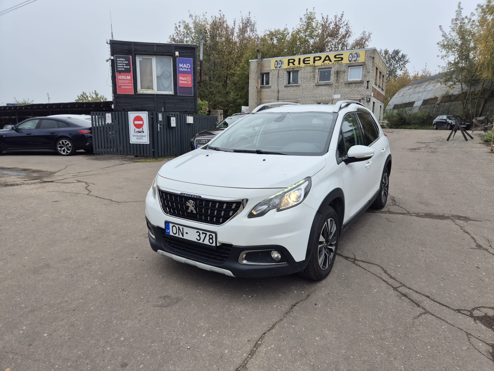 Car image 3