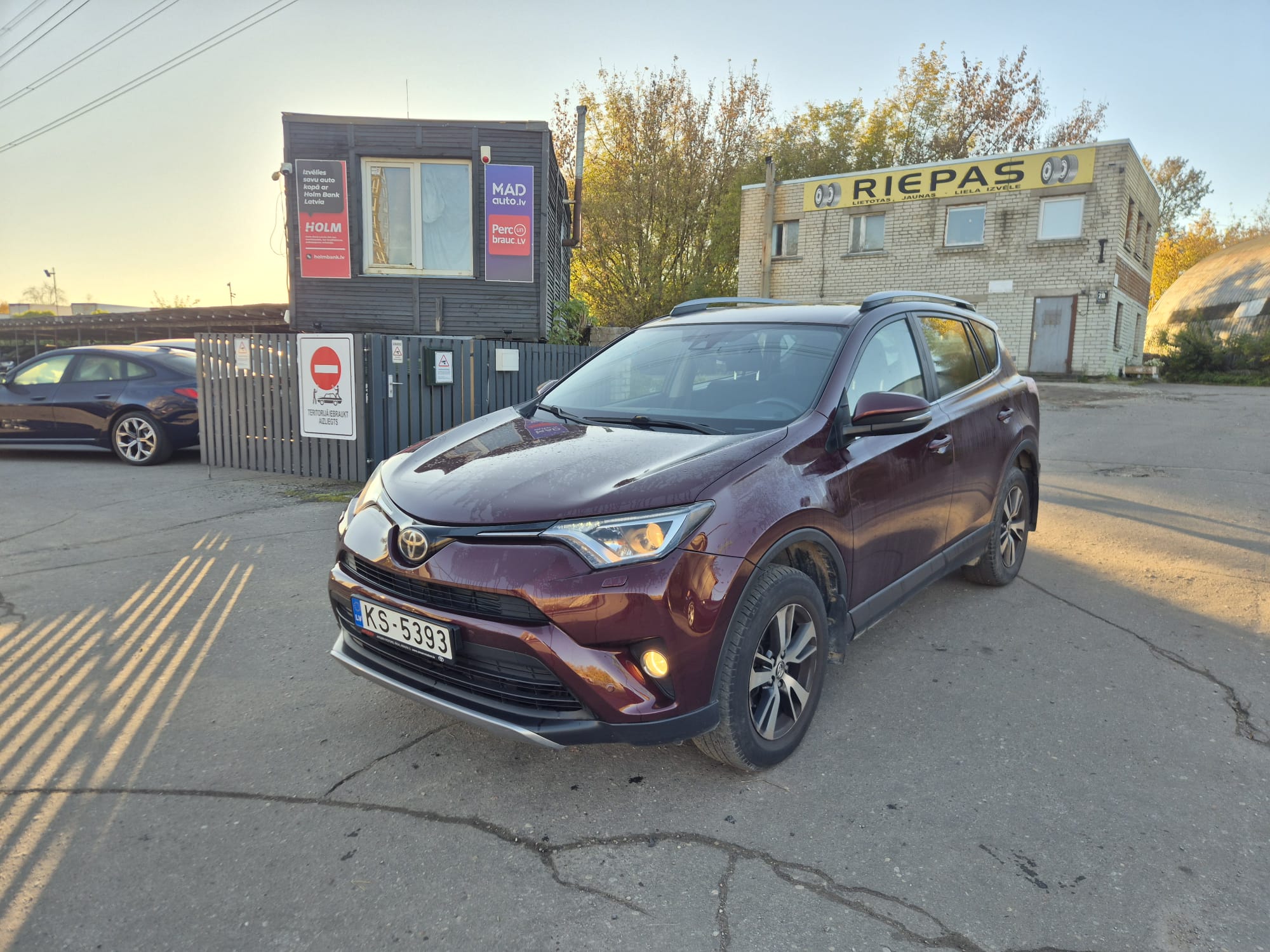 Car image 3