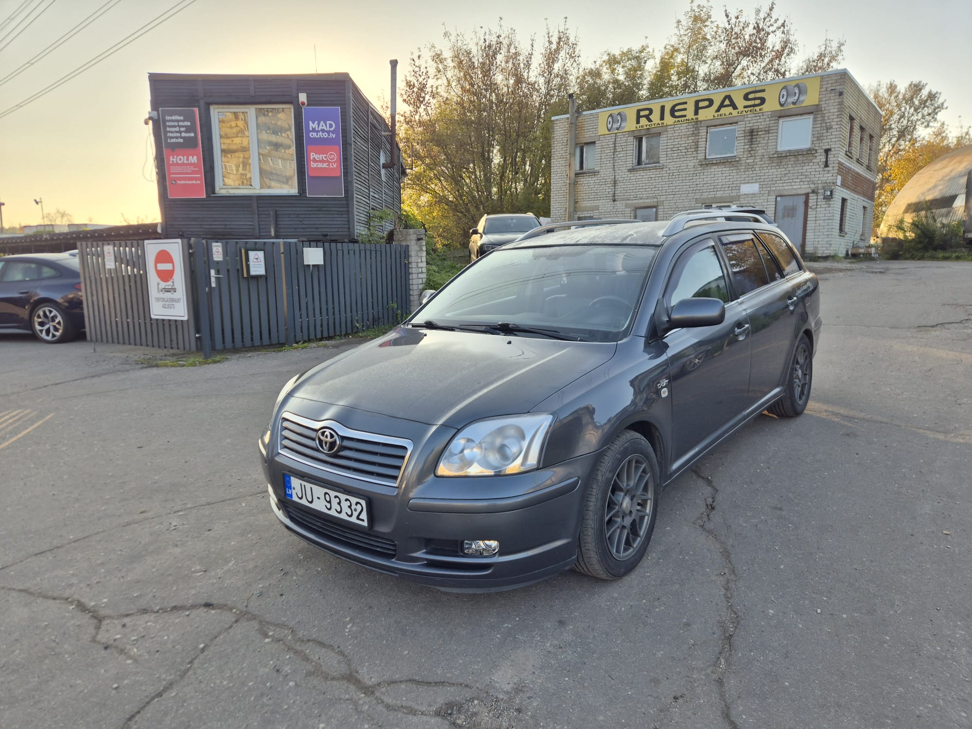 Car image 3