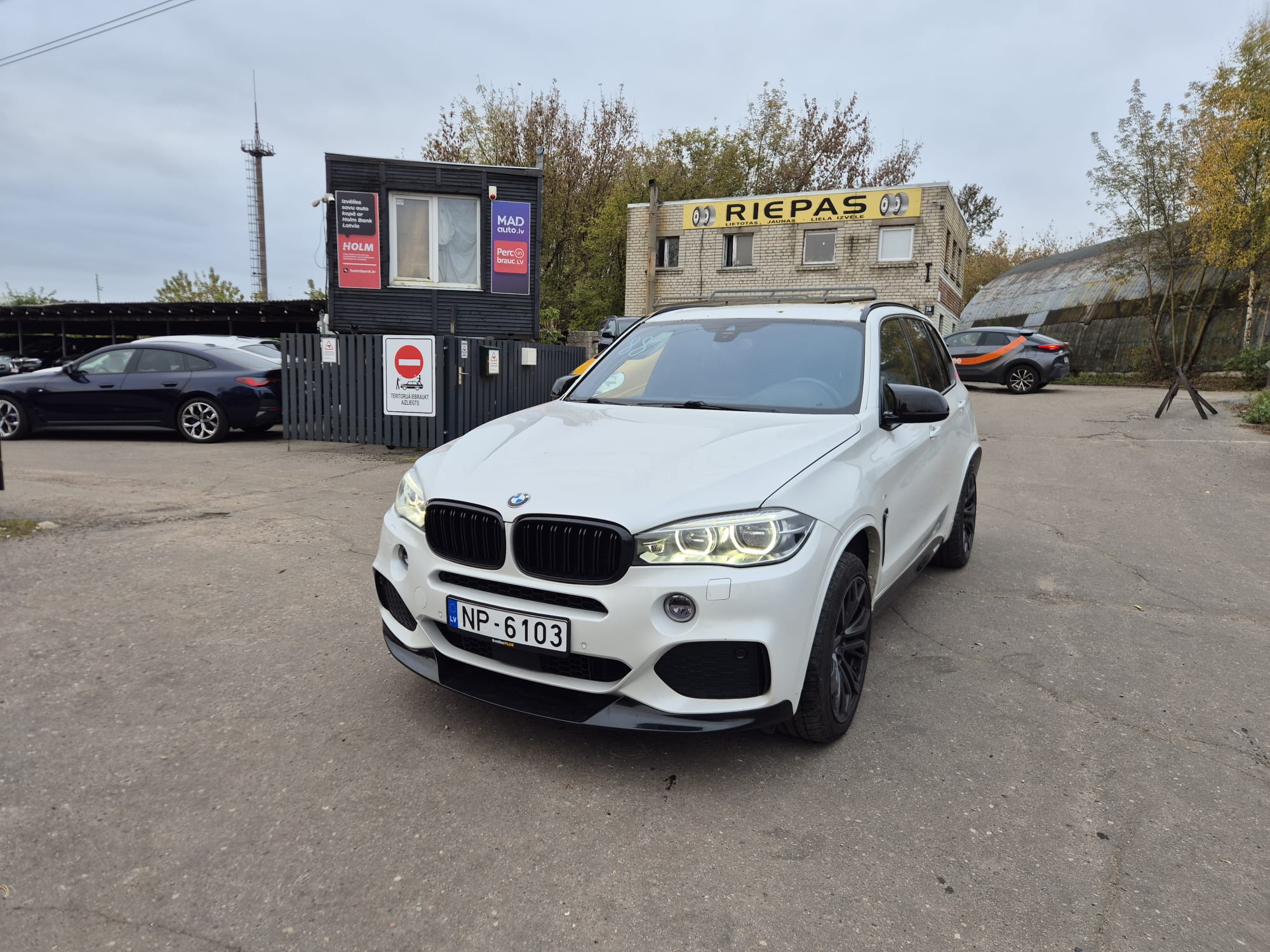 Car image 3